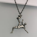 Футболист (задна ножица) – Мъжки спортен медальон от сребро 925 с винтидж покритие – Ръчно изработено спортно бижу – Идеален подарък за мъж, фен на футбола – SSJ