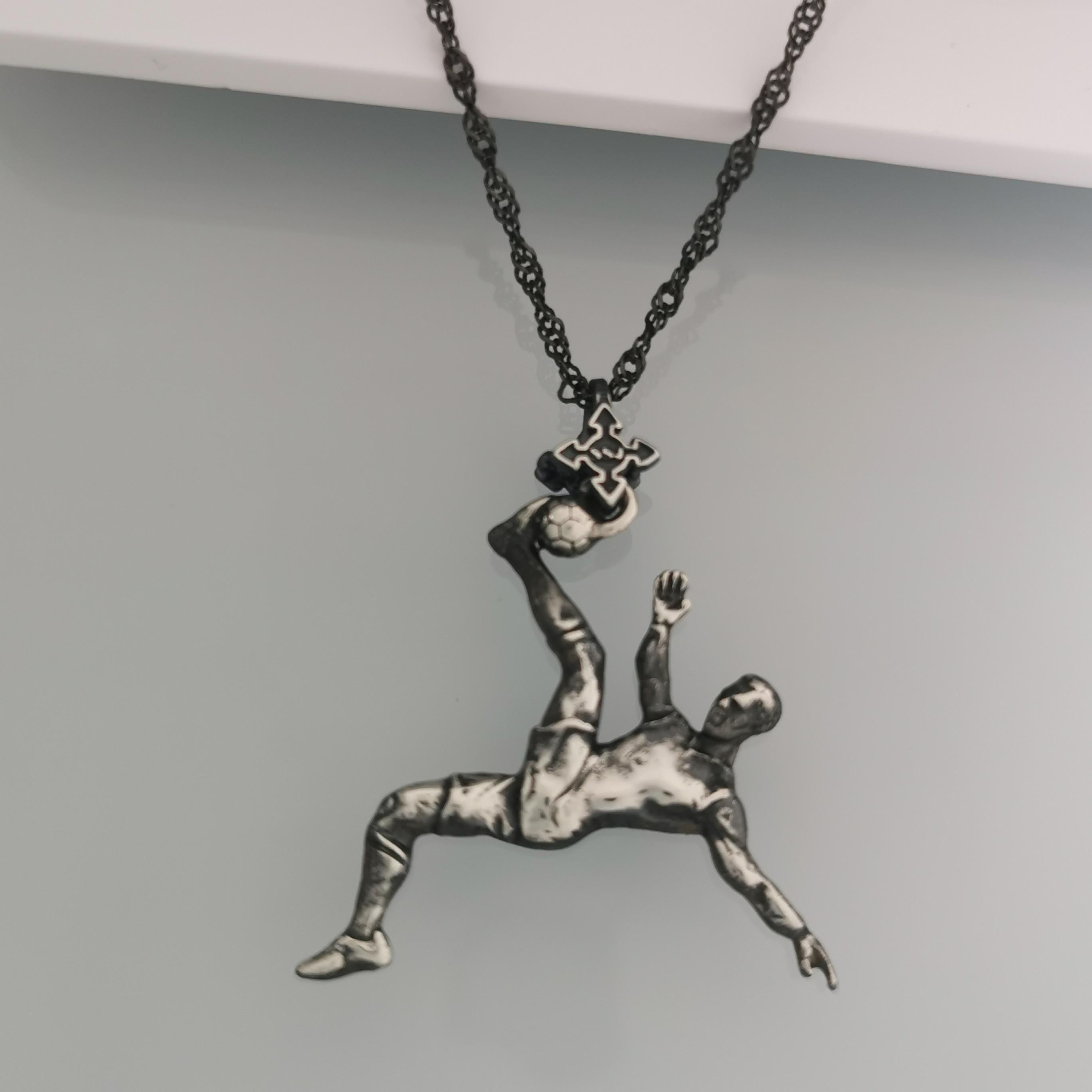 Футболист (задна ножица) – Мъжки спортен медальон от сребро 925 с винтидж покритие – Ръчно изработено спортно бижу – Идеален подарък за мъж, фен на футбола – SSJ