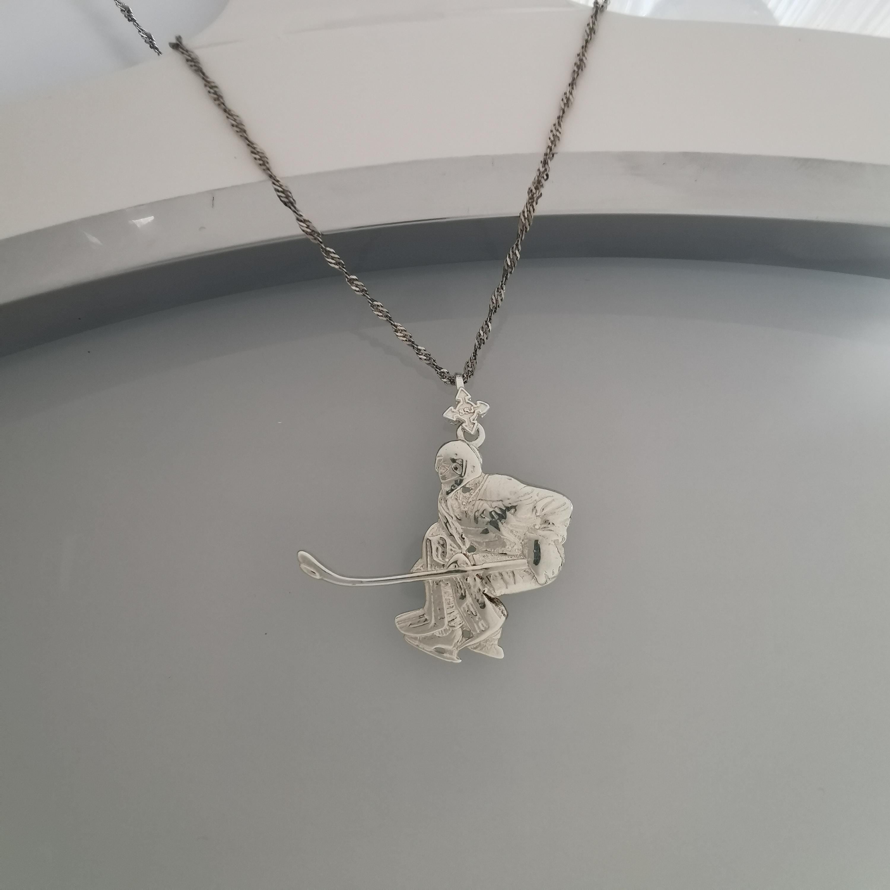 Хокеист (вратар) – Мъжки спортен медальон от сребро 925 с класическо покритие – Ръчно изработено спортно бижу – Идеален подарък за мъж, фен на хокея – SSJ