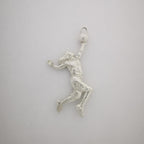 Баскетбол – Женски спортен медальон от сребро 925 с класическо полирано покритие – Ръчно изработено бижу талисман за баскетболистки и фенки на спорта – Идеален подарък за спортист, треньор или почитател – SSJ