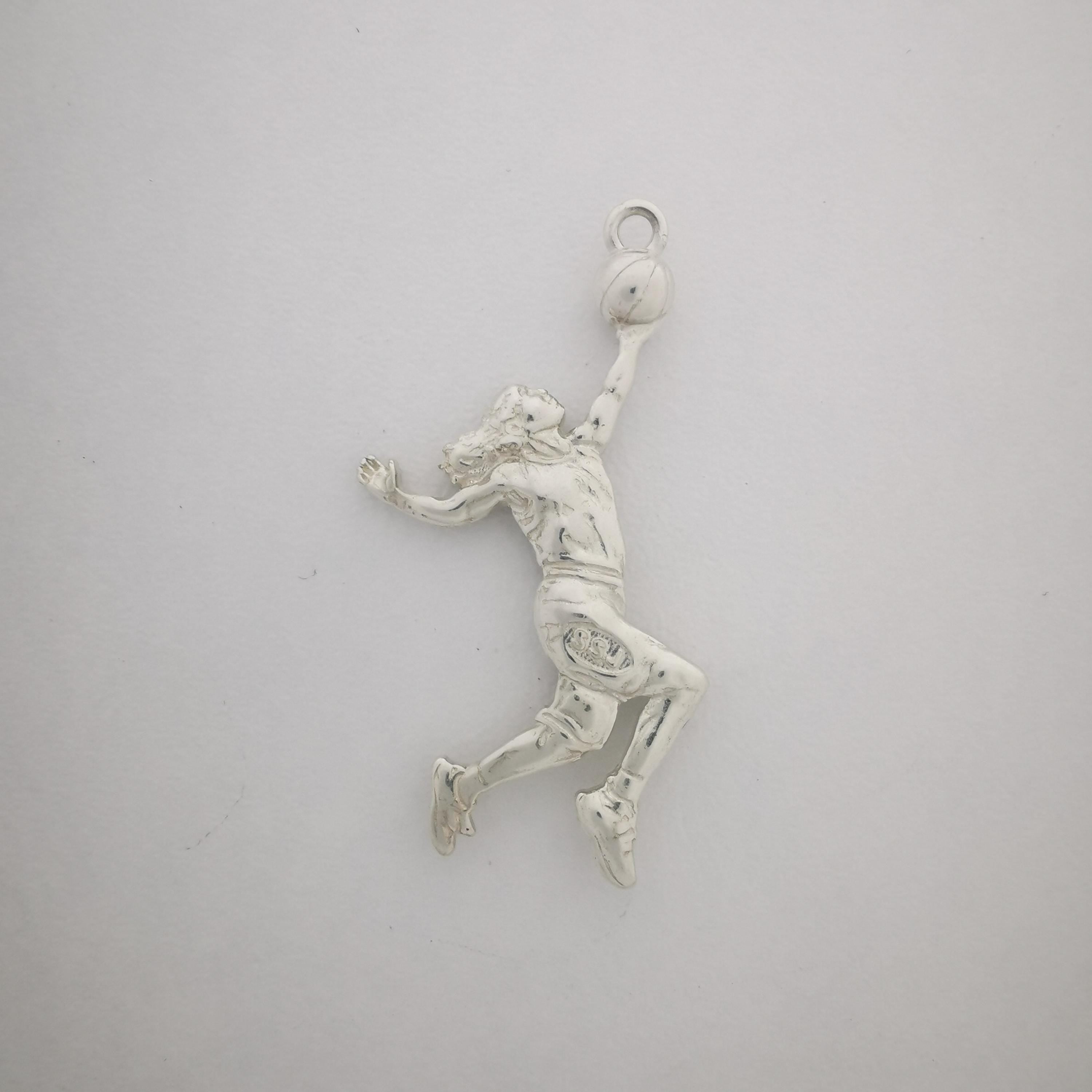 Баскетбол – Женски спортен медальон от сребро 925 с класическо полирано покритие – Ръчно изработено бижу талисман за баскетболистки и фенки на спорта – Идеален подарък за спортист, треньор или почитател – SSJ