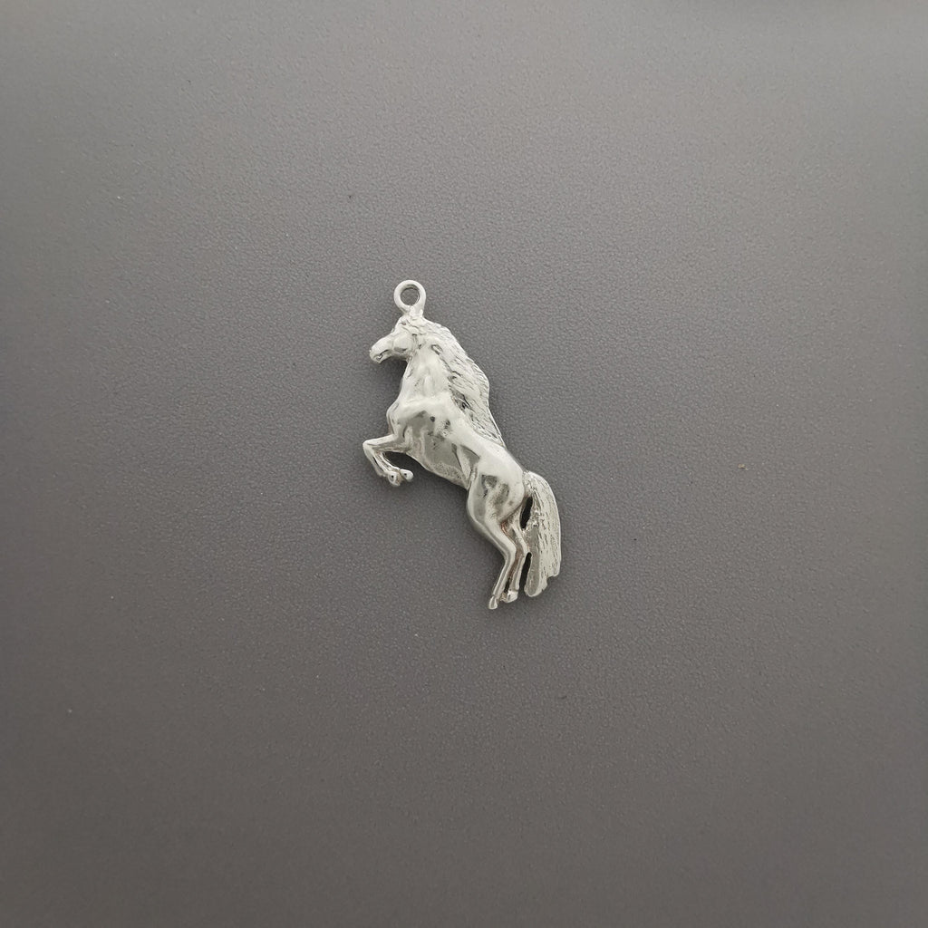 Кон – Мъжки спортен медальон – Класическо сребро 925 – Ръчно изработено бижу/талисман конен спорт – Идеален подарък – SSJ