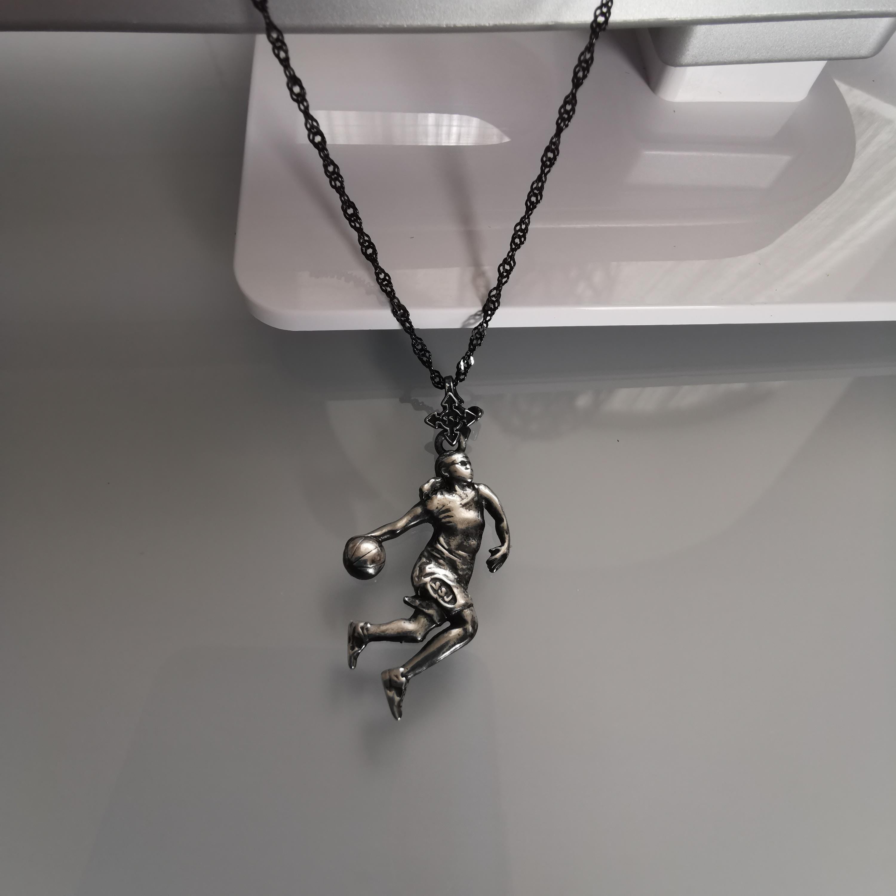 Баскетбол – Женски спортен медальон от сребро 925 с винтидж покритие – Ръчно изработено бижу талисман за баскетболистки и фенки на спорта – Идеален подарък за спортист, треньор или почитател – SSJ