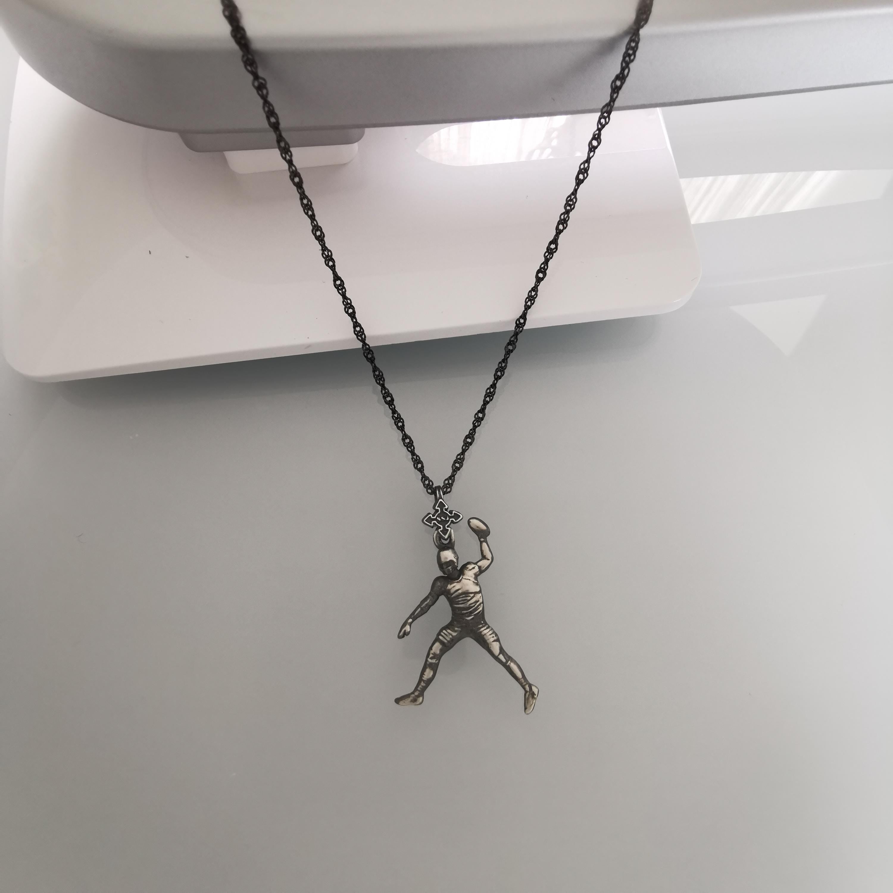 Американски футбол – Мъжки спортен медальон от сребро 925 с винтидж покритие – Ръчно изработено бижу талисман за спортисти и фенове – Идеален подарък за играч, треньор или почитател – SSJ