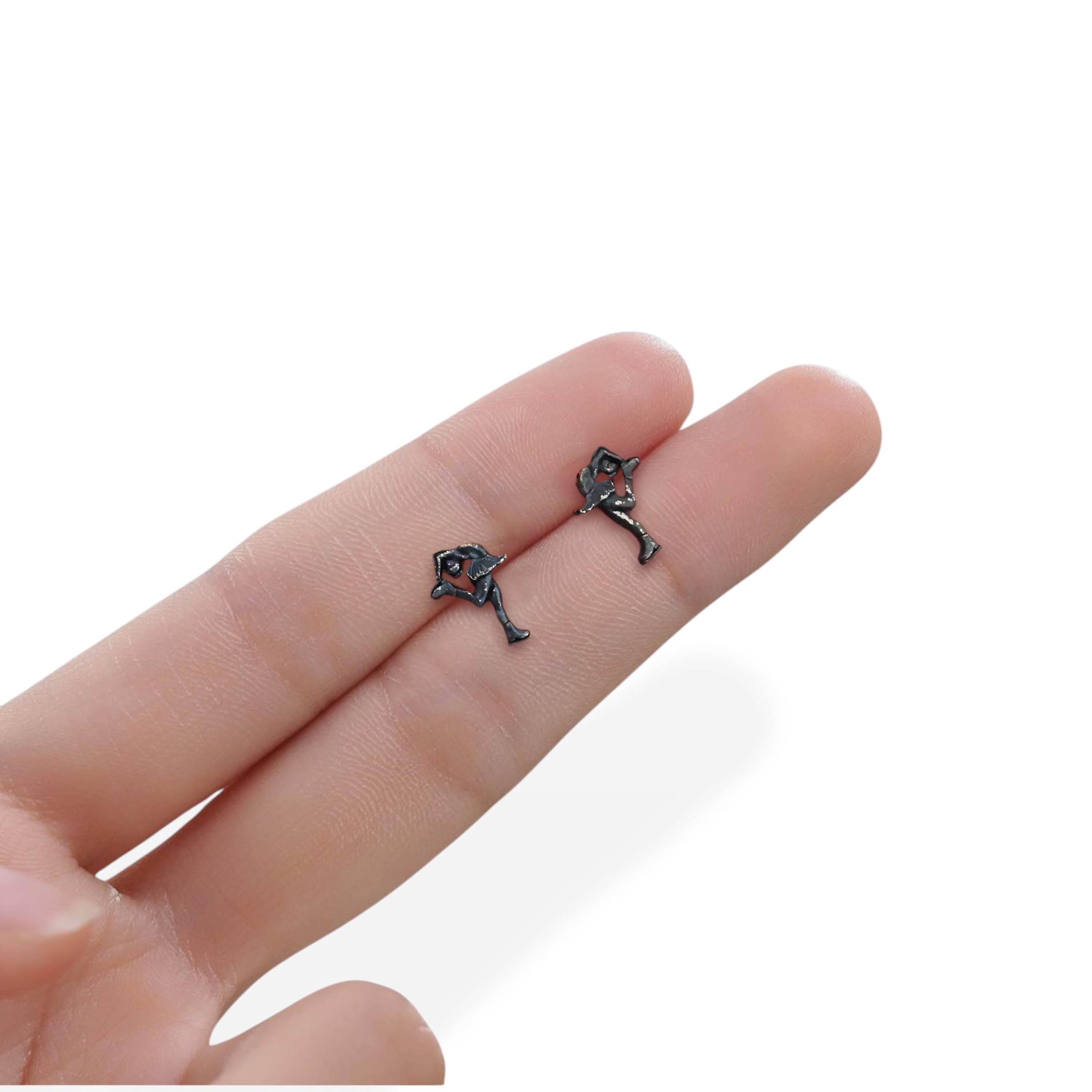 Фигурно пързаляне (Биелманов пирует) – Дамски сребърни обеци с оксидирано покритие – Ръчно изработени спортни бижута – Идеален подарък за жена, фенка на фигурното пързаляне – SSJ