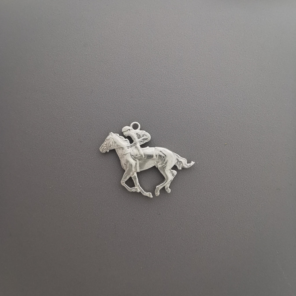 Жокей – Мъжки спортен медальон със състезателен кон – Класическо сребро 925 – Ръчно изработено бижу/талисман конен спорт – Идеален подарък – SSJ
