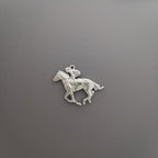 Жокей – Мъжки спортен медальон със състезателен кон – Класическо сребро 925 – Ръчно изработено бижу/талисман конен спорт – Идеален подарък – SSJ