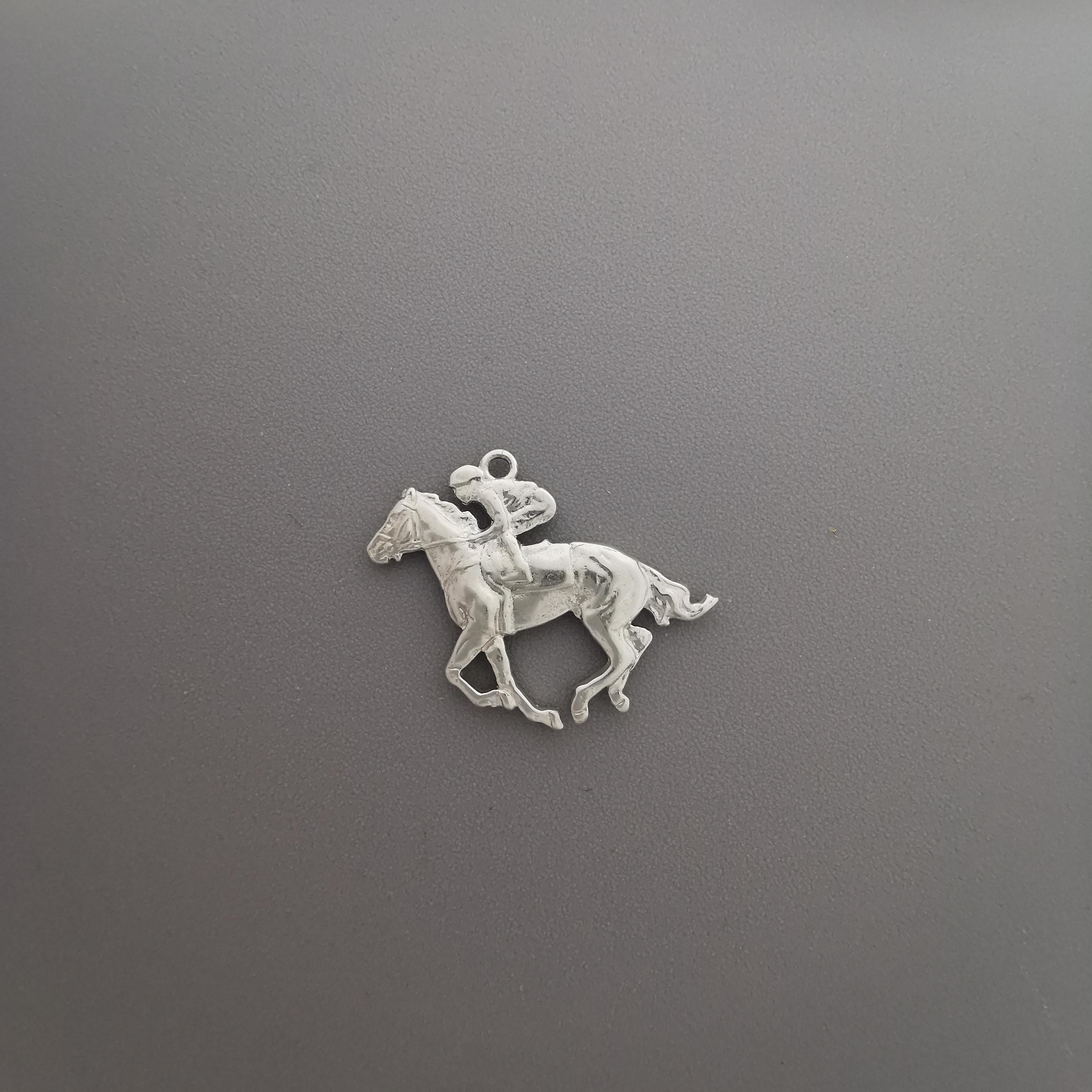 Жокей – Мъжки спортен медальон със състезателен кон – Класическо сребро 925 – Ръчно изработено бижу/талисман конен спорт – Идеален подарък – SSJ