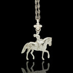 Конен спорт – Дамски медальон с фигура на ездачка – Класическо сребро 925 – Ръчно изработено спортно бижу/талисман конна езда – Идеален подарък за жена – SSJ