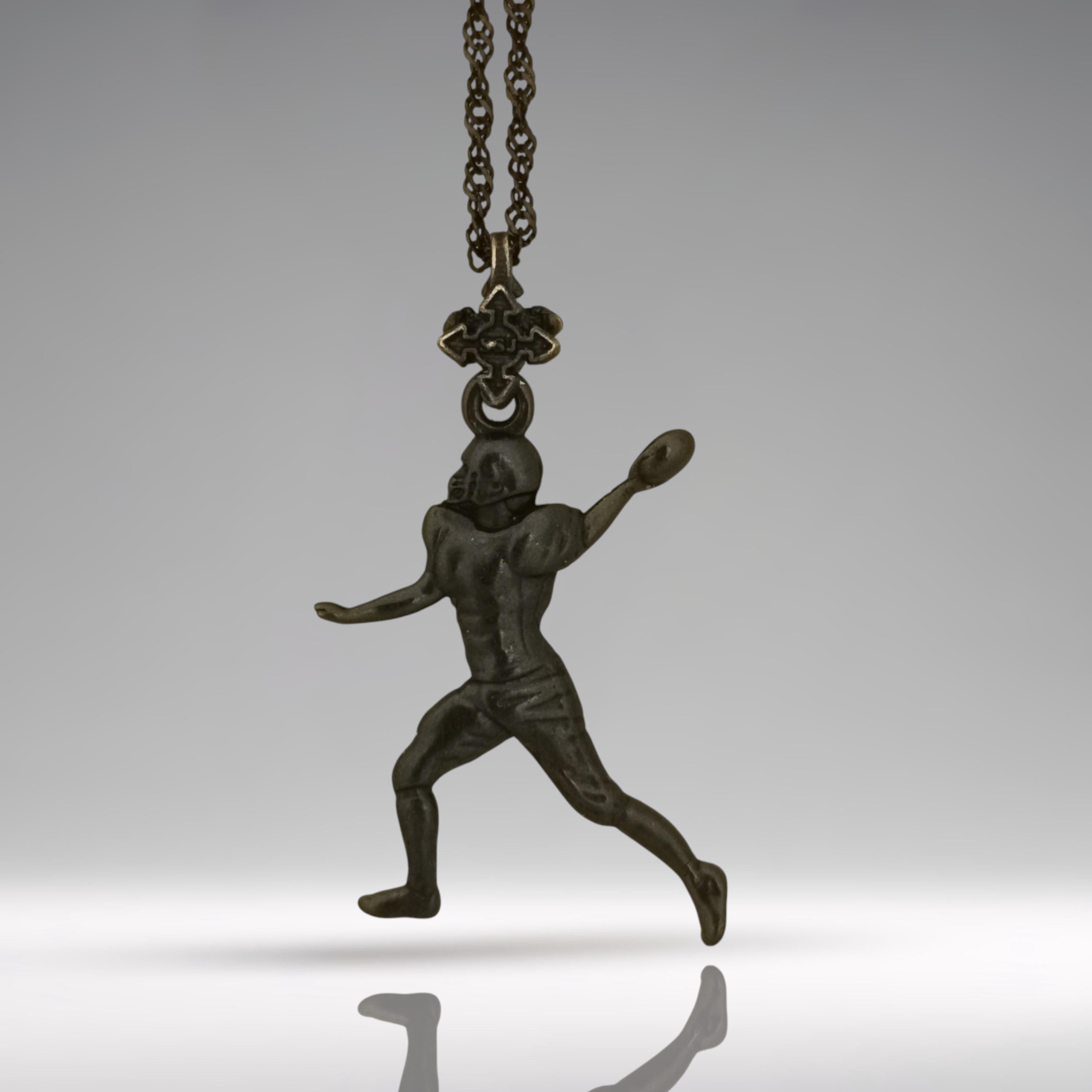 Американски футбол – Мъжки спортен медальон от сребро 925 с оксидирано покритие – Ръчно изработено бижу талисман за спортисти и фенове – Идеален подарък за играч, треньор или почитател – SSJ