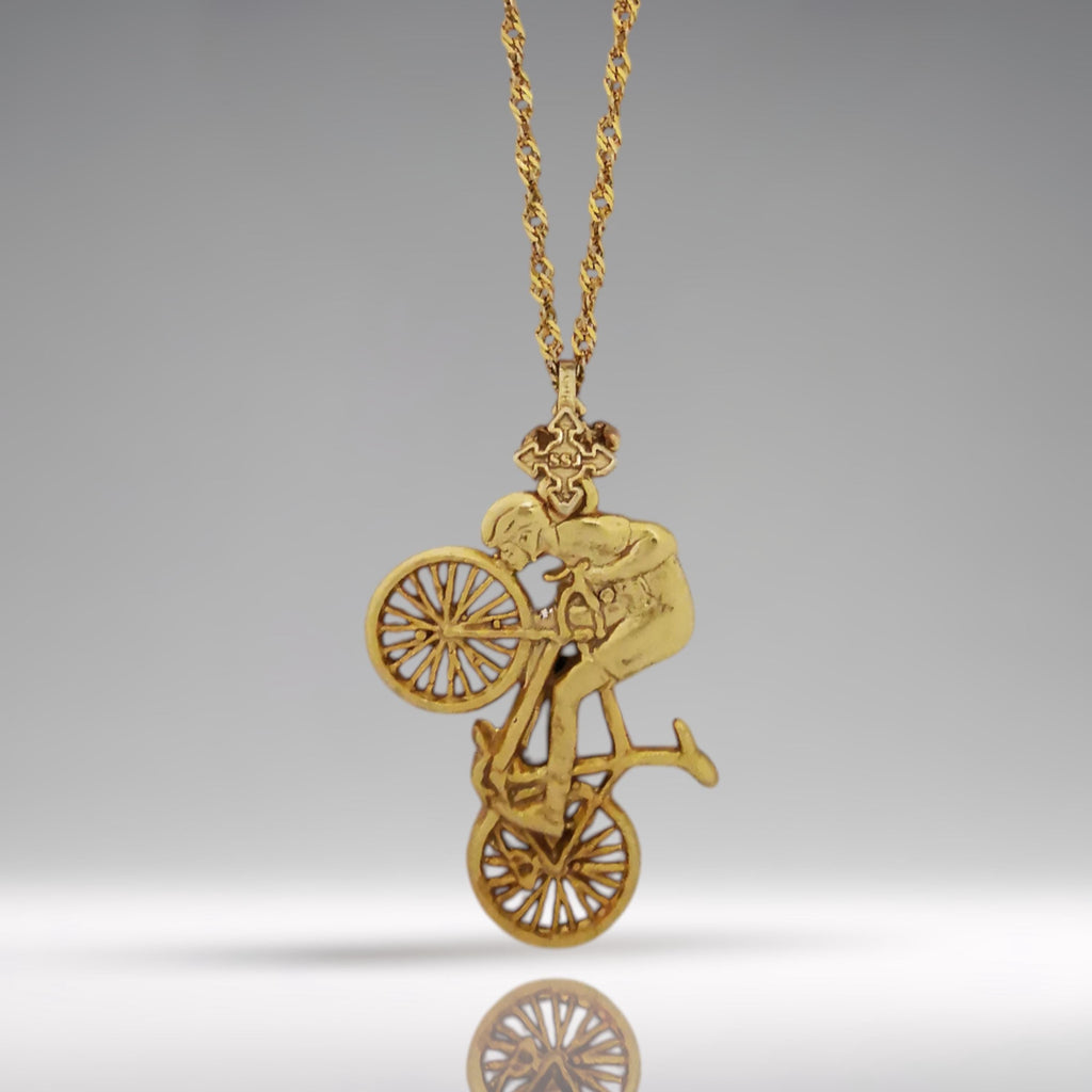 Колоездач – Мъжки спортен медальон от сребро 925 с позлатено покритие – Ръчно изработено бижу за шосейно колоездене – Символ на любовта към спорта – SSJ