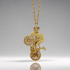 Колоездач – Мъжки спортен медальон от сребро 925 с позлатено покритие – Ръчно изработено бижу за шосейно колоездене – Символ на любовта към спорта – SSJ