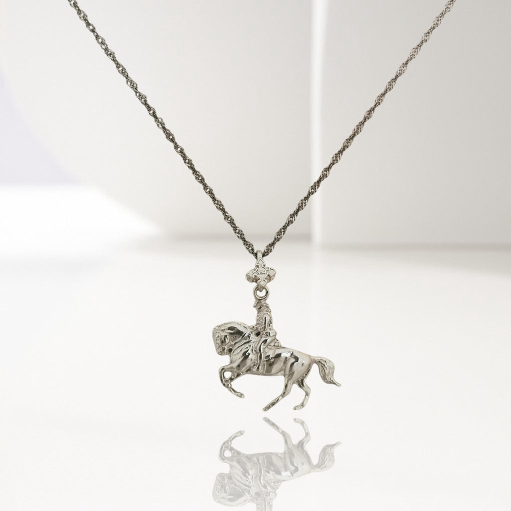Конен спорт – Мъжки медальон „Ездач“ (обездка) – Класическо сребро 925 – Ръчно изработено бижу/талисман – Идеален подарък за мъж – SSJ