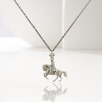 Конен спорт – Мъжки медальон „Ездач“ (обездка) – Класическо сребро 925 – Ръчно изработено бижу/талисман – Идеален подарък за мъж – SSJ