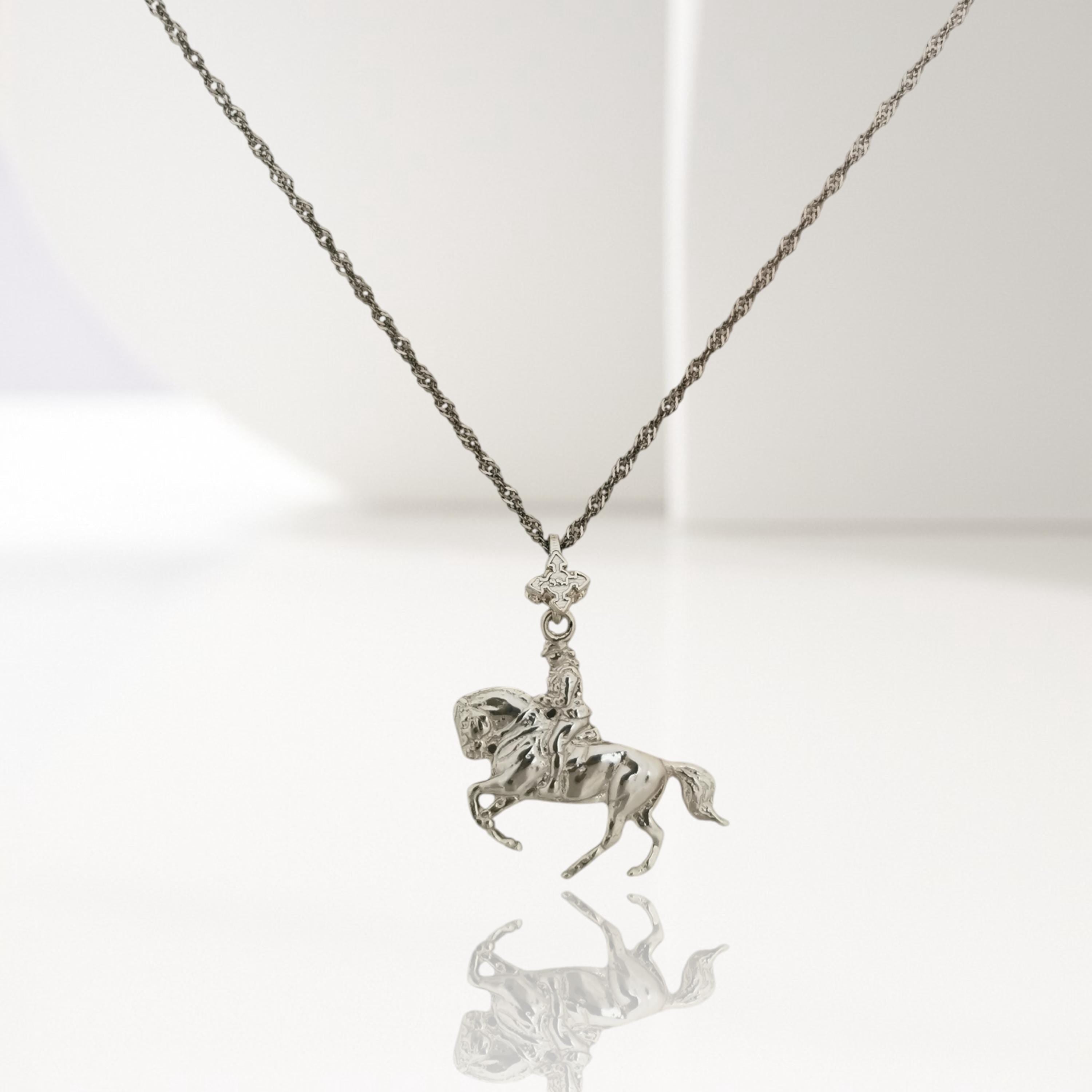 Конен спорт – Мъжки медальон „Ездач“ (обездка) – Класическо сребро 925 – Ръчно изработено бижу/талисман – Идеален подарък за мъж – SSJ