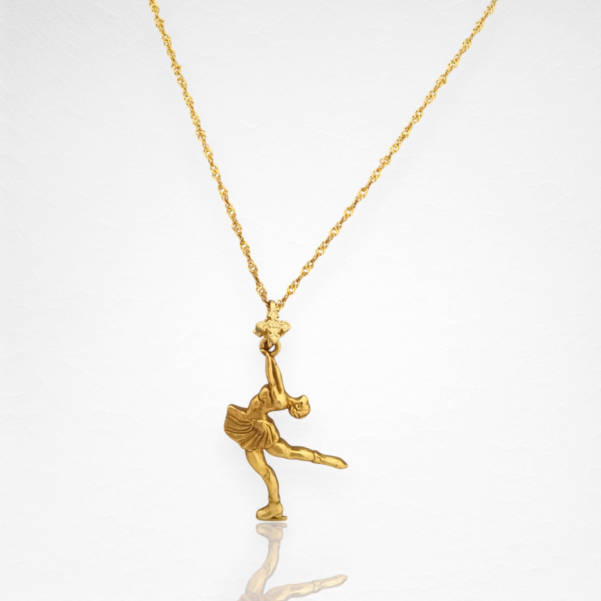 Фигурно пързаляне (пирует) – Дамски спортен медальон от сребро 925 с позлатено покритие – Ръчно изработено спортно бижу – Идеален подарък за жена, фенка на фигурното пързаляне – SSJ