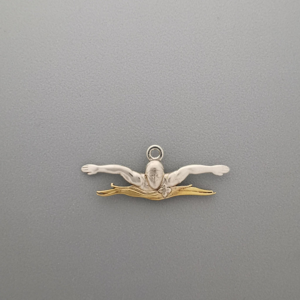 Плуване (Бътерфлай) – Мъжки спортен медальон от сребро 925 с частично позлатено покритие – Ръчно изработено спортно бижу – Идеален подарък за мъж, фен на плуването – SSJ