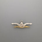 Плуване (Бътерфлай) – Мъжки спортен медальон от сребро 925 с частично позлатено покритие – Ръчно изработено спортно бижу – Идеален подарък за мъж, фен на плуването – SSJ