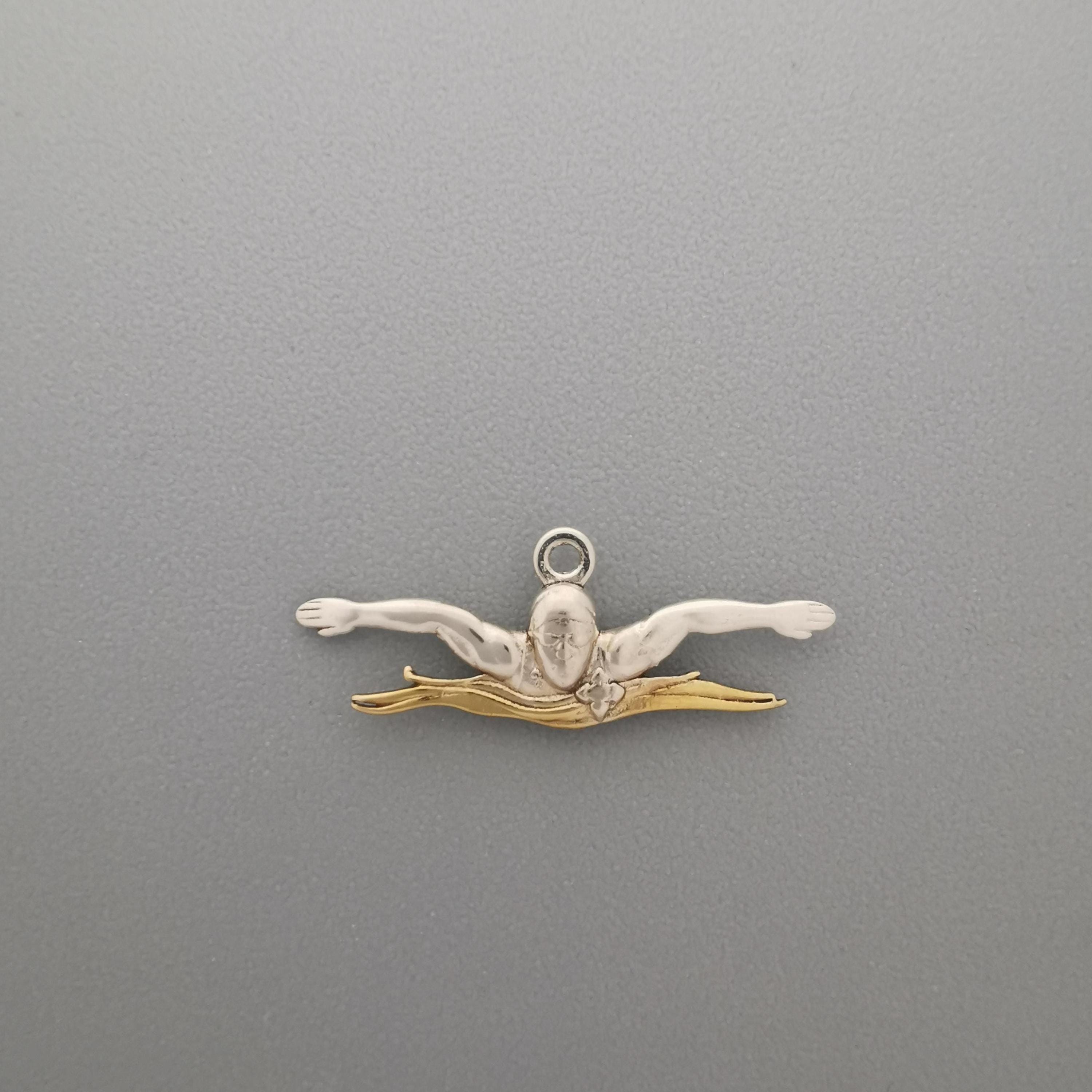 Плуване (Бътерфлай) – Мъжки спортен медальон от сребро 925 с частично позлатено покритие – Ръчно изработено спортно бижу – Идеален подарък за мъж, фен на плуването – SSJ