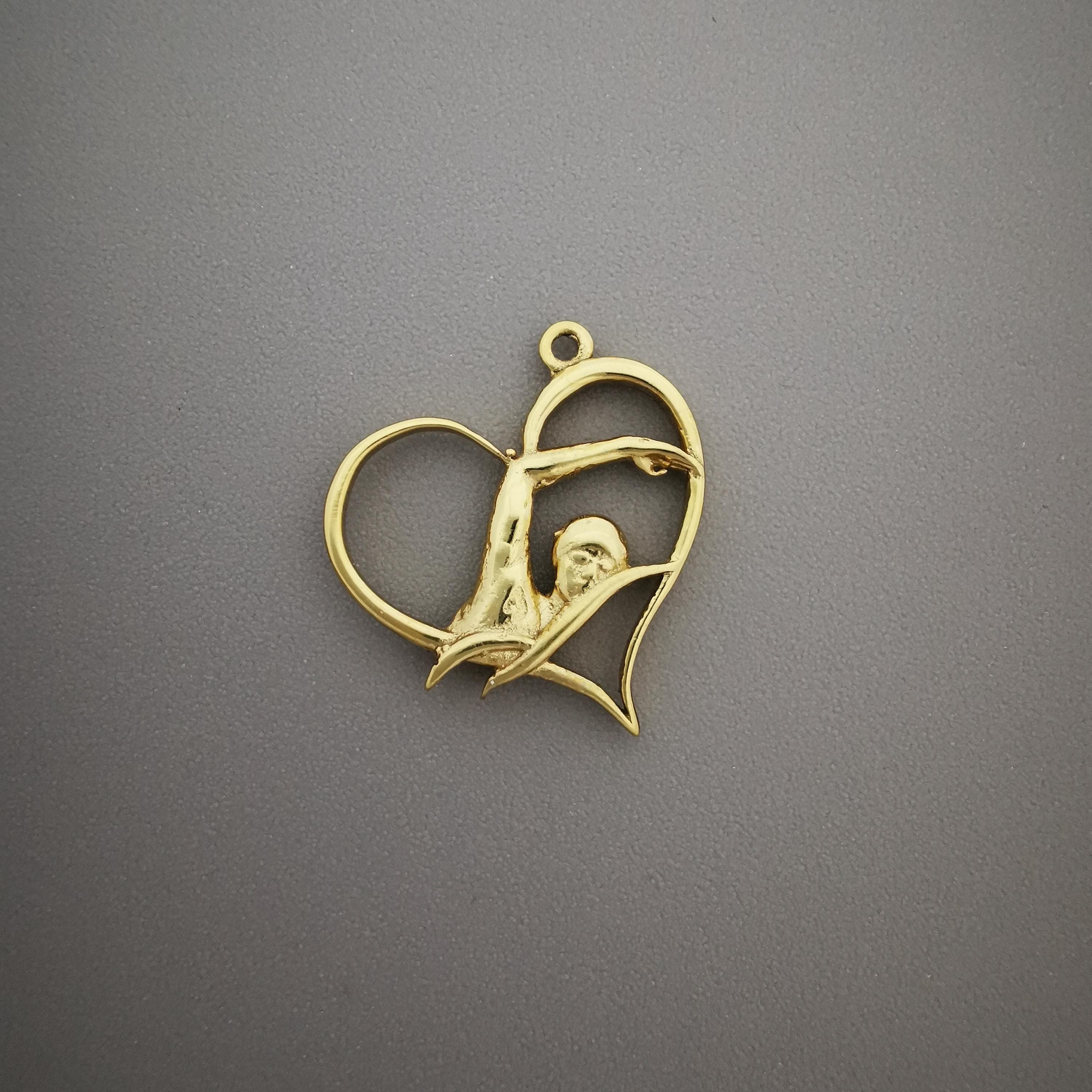 Любов към плуването – Дамски спортен медальон от сребро 925 с позлатено покритие – Ръчно изработено спортно бижу – Идеален подарък за жена, фенка на плуването – SSJ