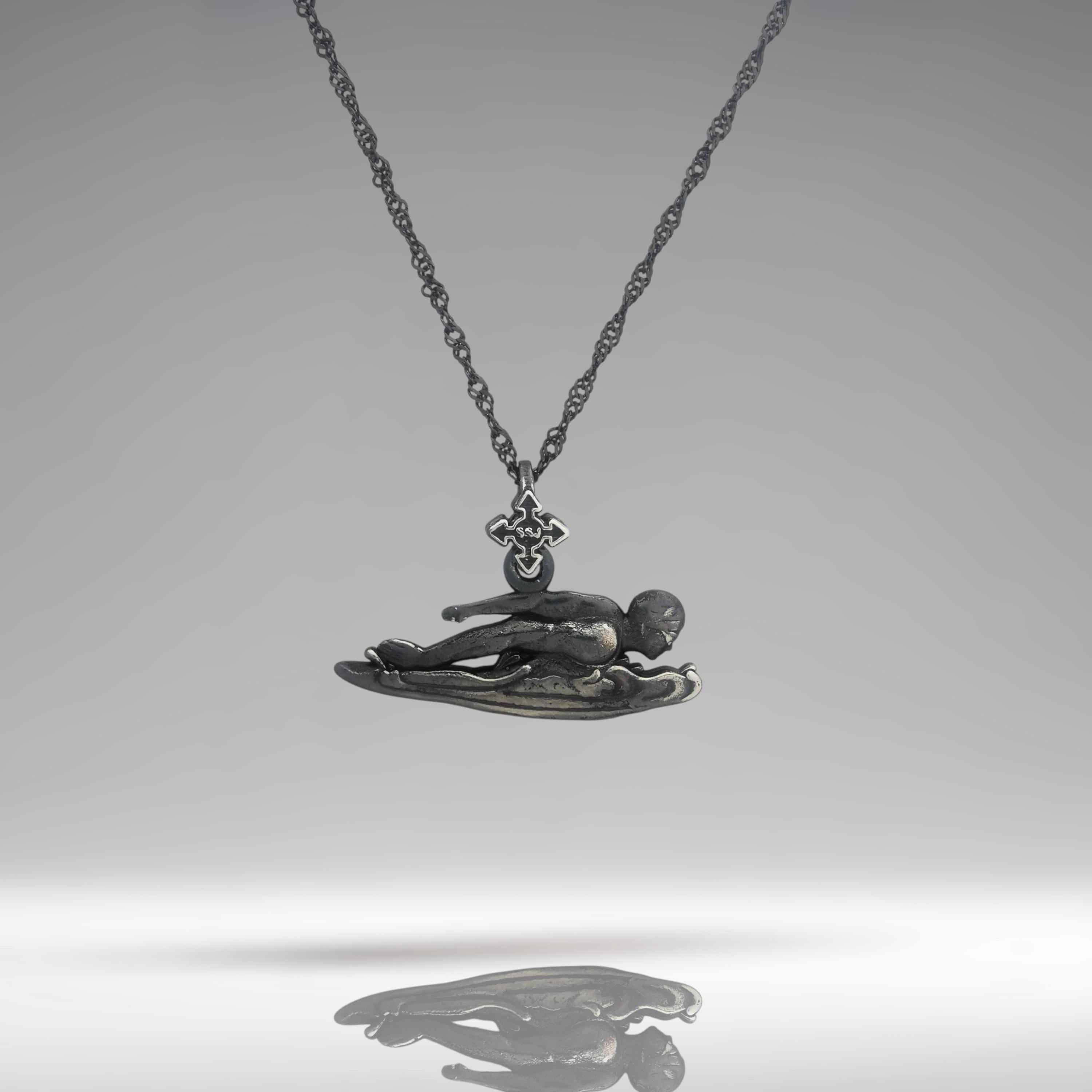 Плувец (бътерфлай) – Мъжки спортен медальон от сребро 925 с винтидж покритие – Ръчно изработено спортно бижу – Идеален подарък за мъж, фен на плуването – SSJ