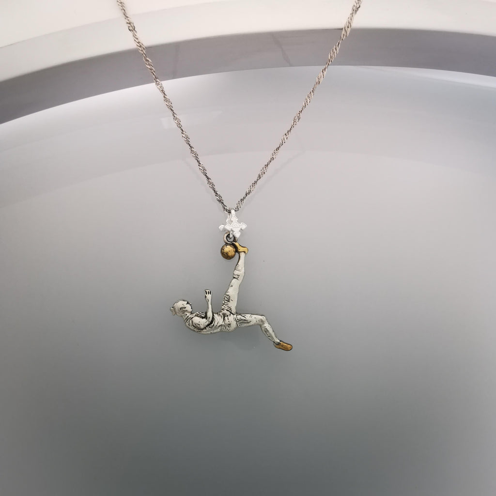 Футболист (задна ножица) – Мъжки спортен медальон от сребро 925 с винтидж покритие – Ръчно изработено спортно бижу – Идеален подарък за мъж, фен на футбола – SSJ