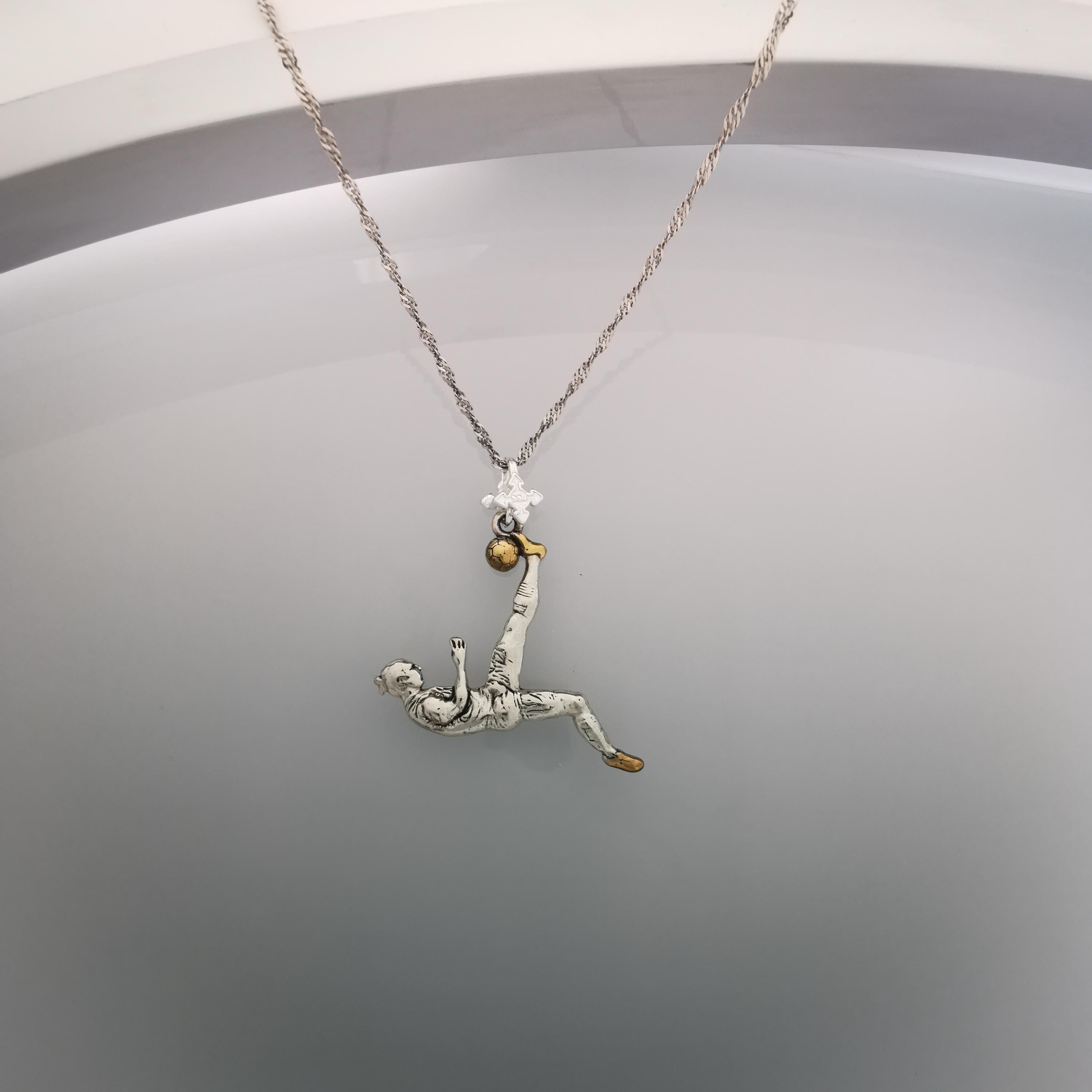 Футболист (задна ножица) – Мъжки спортен медальон от сребро 925 с винтидж покритие – Ръчно изработено спортно бижу – Идеален подарък за мъж, фен на футбола – SSJ