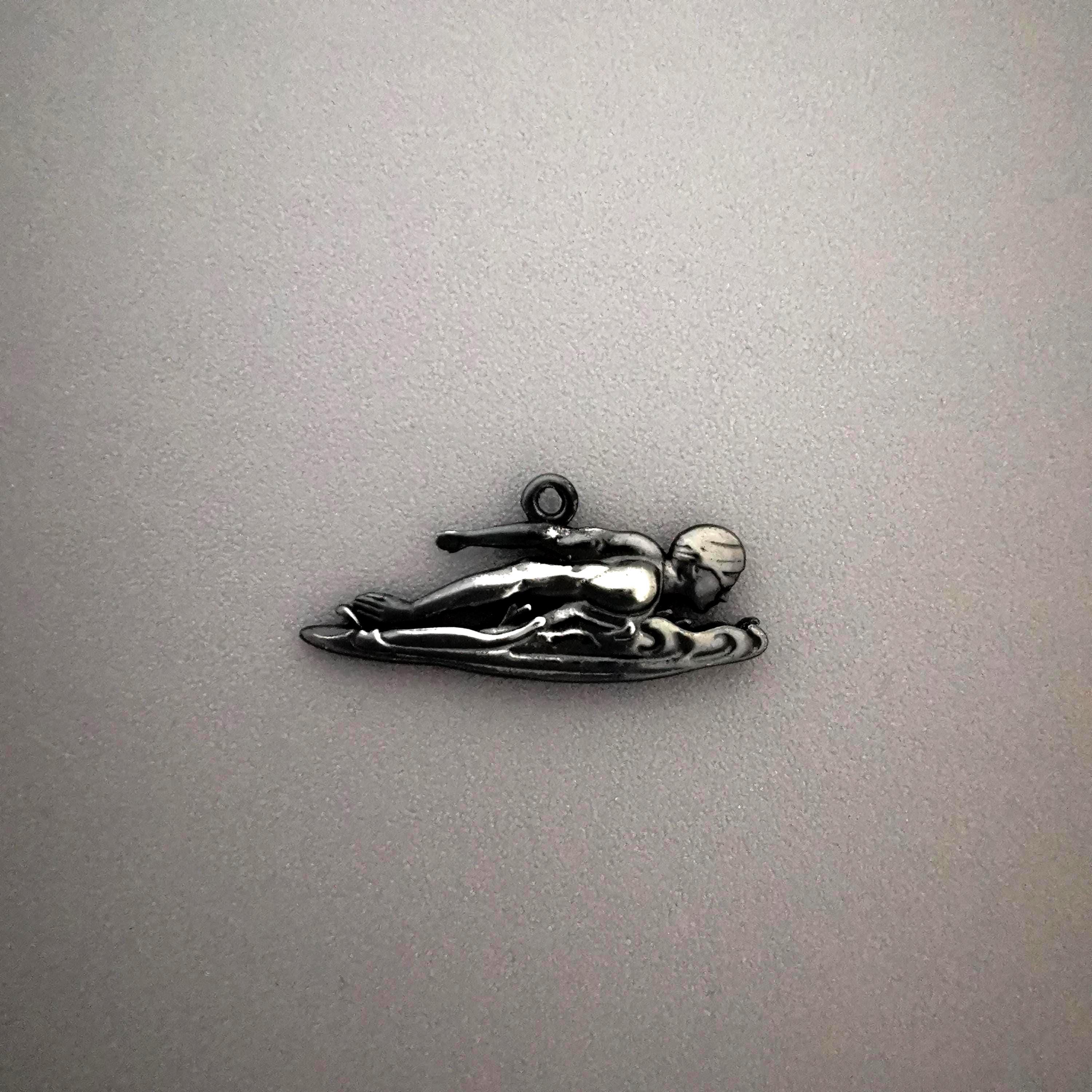 Плувец (бътерфлай) – Мъжки спортен медальон от сребро 925 с винтидж покритие – Ръчно изработено спортно бижу – Идеален подарък за мъж, фен на плуването – SSJ