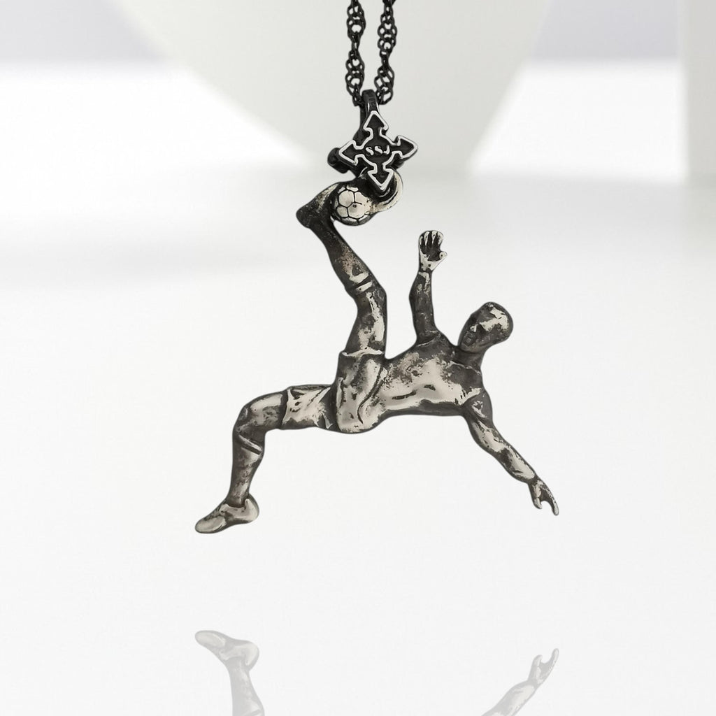 Футболист (задна ножица) – Мъжки спортен медальон от сребро 925 с винтидж покритие – Ръчно изработено спортно бижу – Идеален подарък за мъж, фен на футбола – SSJ