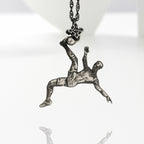 Футболист (задна ножица) – Мъжки спортен медальон от сребро 925 с винтидж покритие – Ръчно изработено спортно бижу – Идеален подарък за мъж, фен на футбола – SSJ