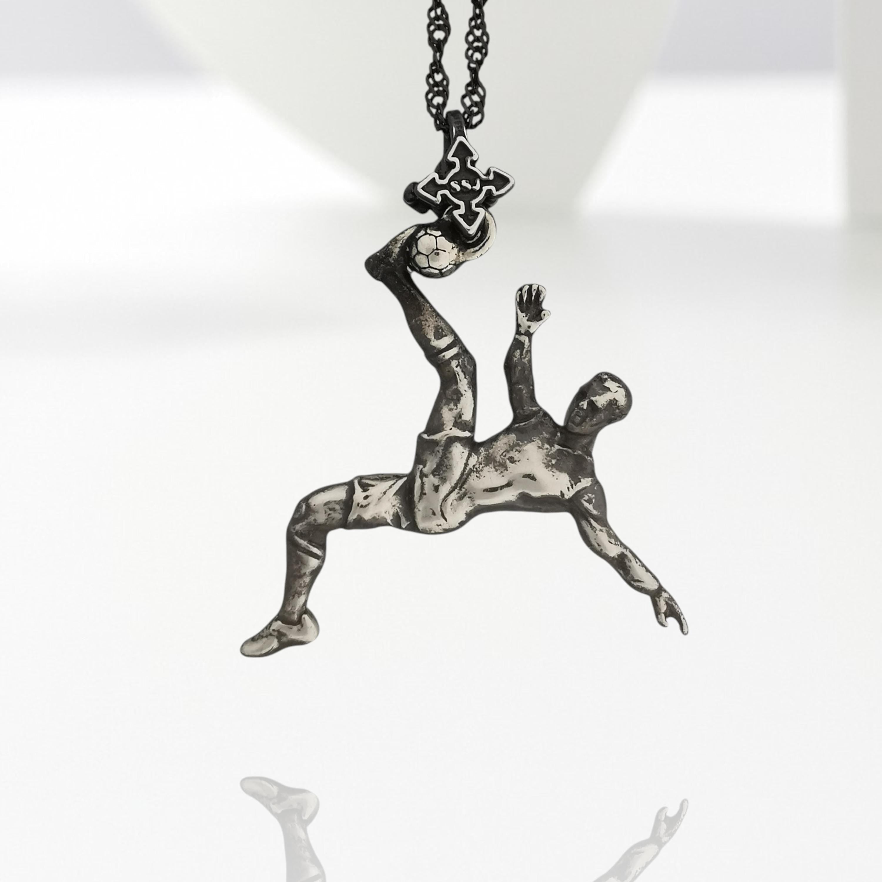 Футболист (задна ножица) – Мъжки спортен медальон от сребро 925 с винтидж покритие – Ръчно изработено спортно бижу – Идеален подарък за мъж, фен на футбола – SSJ