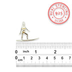 Сърфистка – Дамски спортен медальон от сребро 925 с частично позлатено покритие – Ръчно изработено спортно бижу – Идеален подарък за жена, фенка на сърфа – SSJ