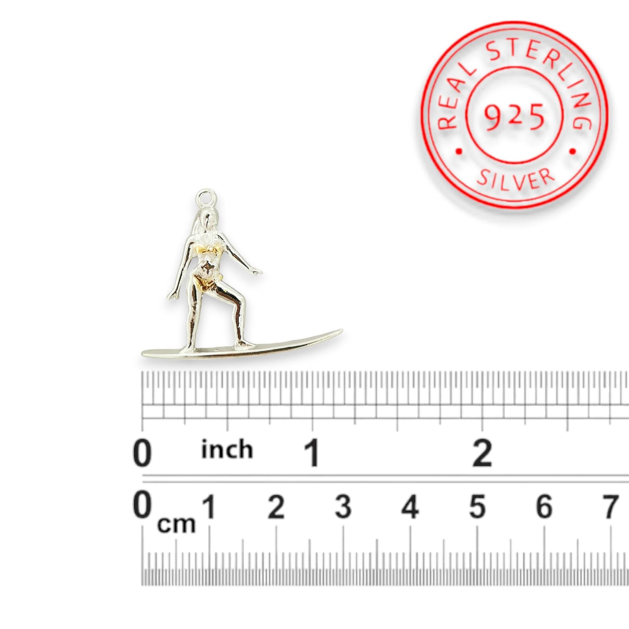 Сърфистка – Дамски спортен медальон от сребро 925 с частично позлатено покритие – Ръчно изработено спортно бижу – Идеален подарък за жена, фенка на сърфа – SSJ