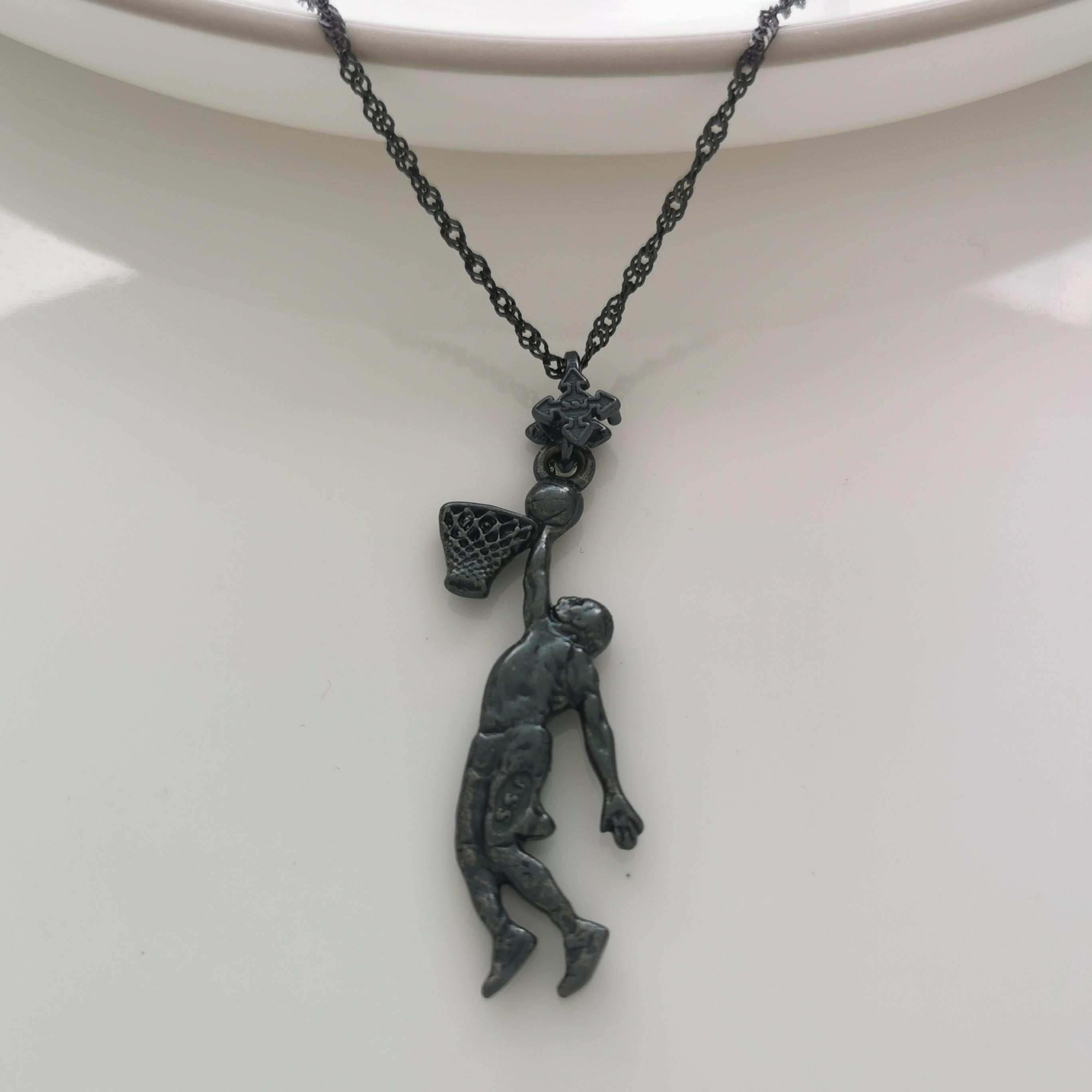 Баскетбол – Мъжки спортен медальон от сребро 925 с оксидирано покритие – Ръчно изработено бижу талисман за баскетболисти и фенове – Идеален подарък за спортист или треньор – SSJ