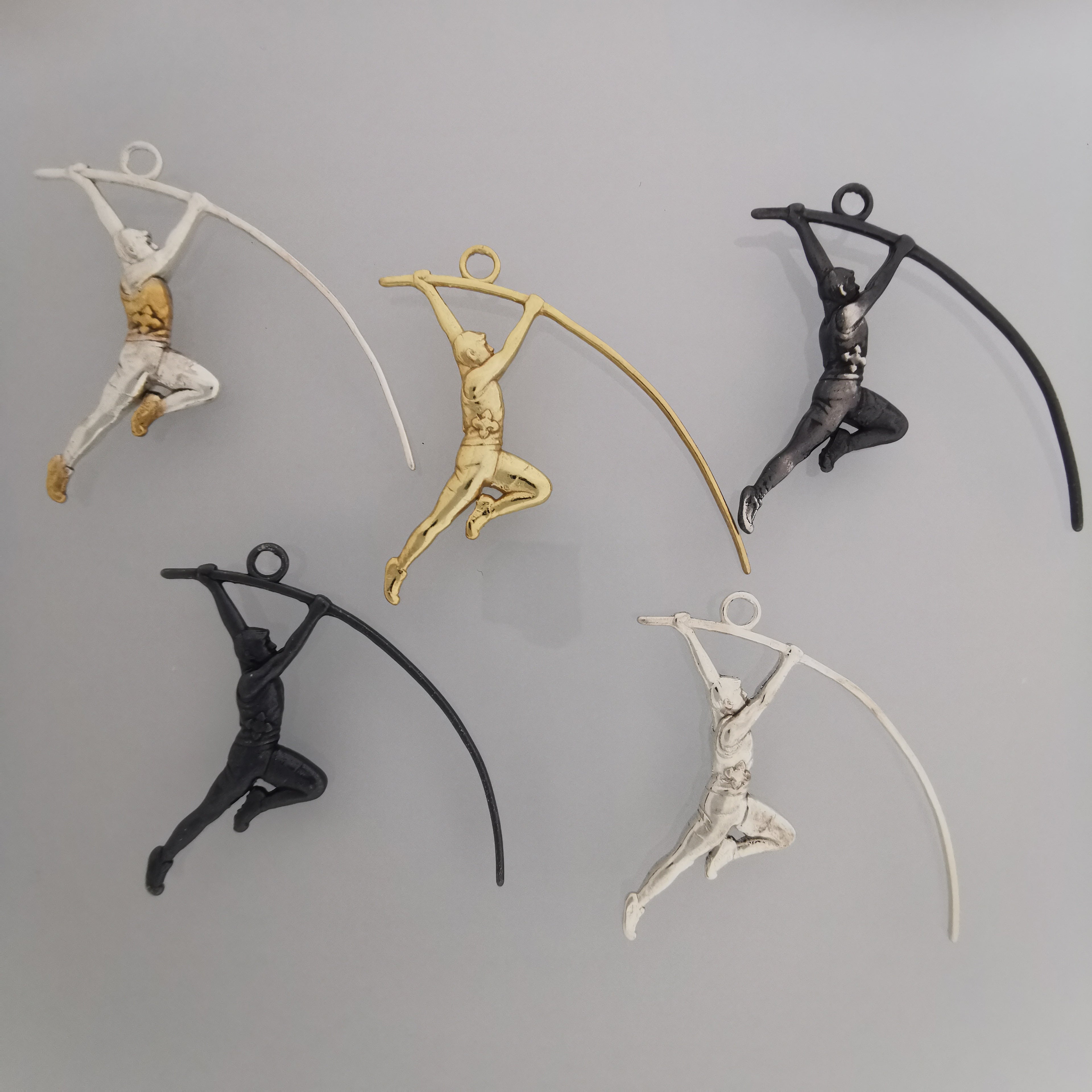 Овчарски скок – Мъжки спортен медальон от сребро 925 с оксидирано покритие – Ръчно изработено спортно бижу – Идеален подарък за мъж, фен на леката атлетика – SSJ