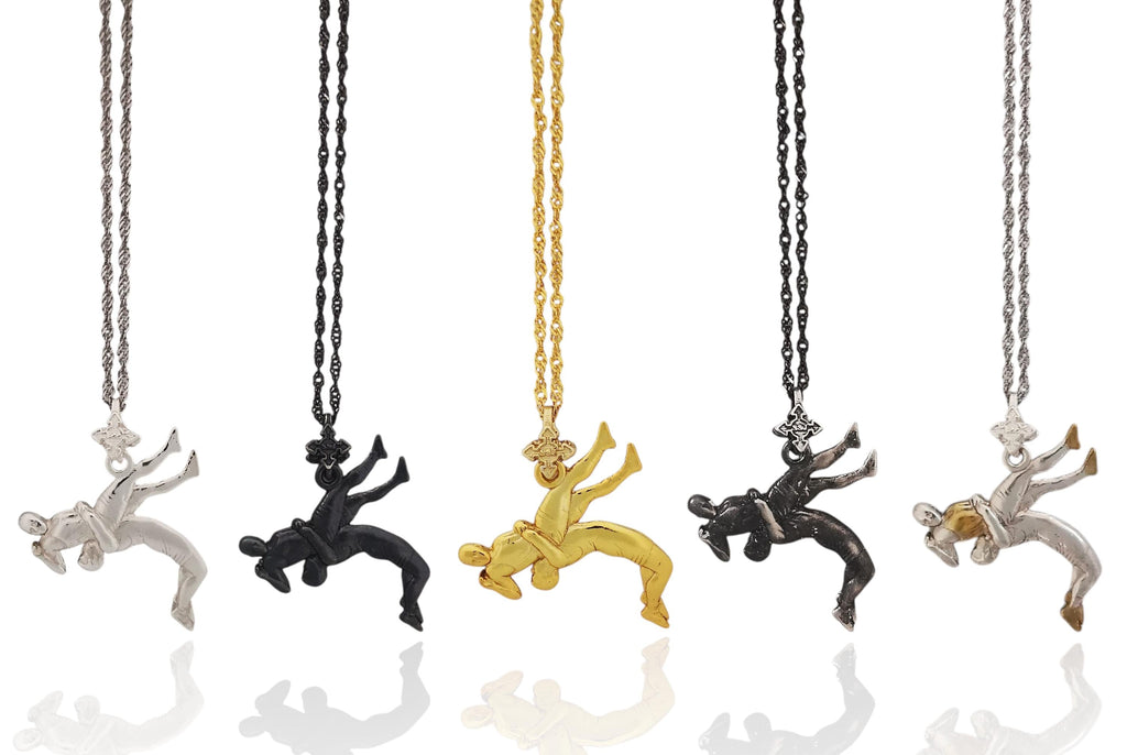 Борец – Мъжки спортен медальон за борба от сребро 925 с позлатено покритие – Ръчно изработено бижу талисман за спортисти, треньори и фенове на бойните изкуства – SSJ