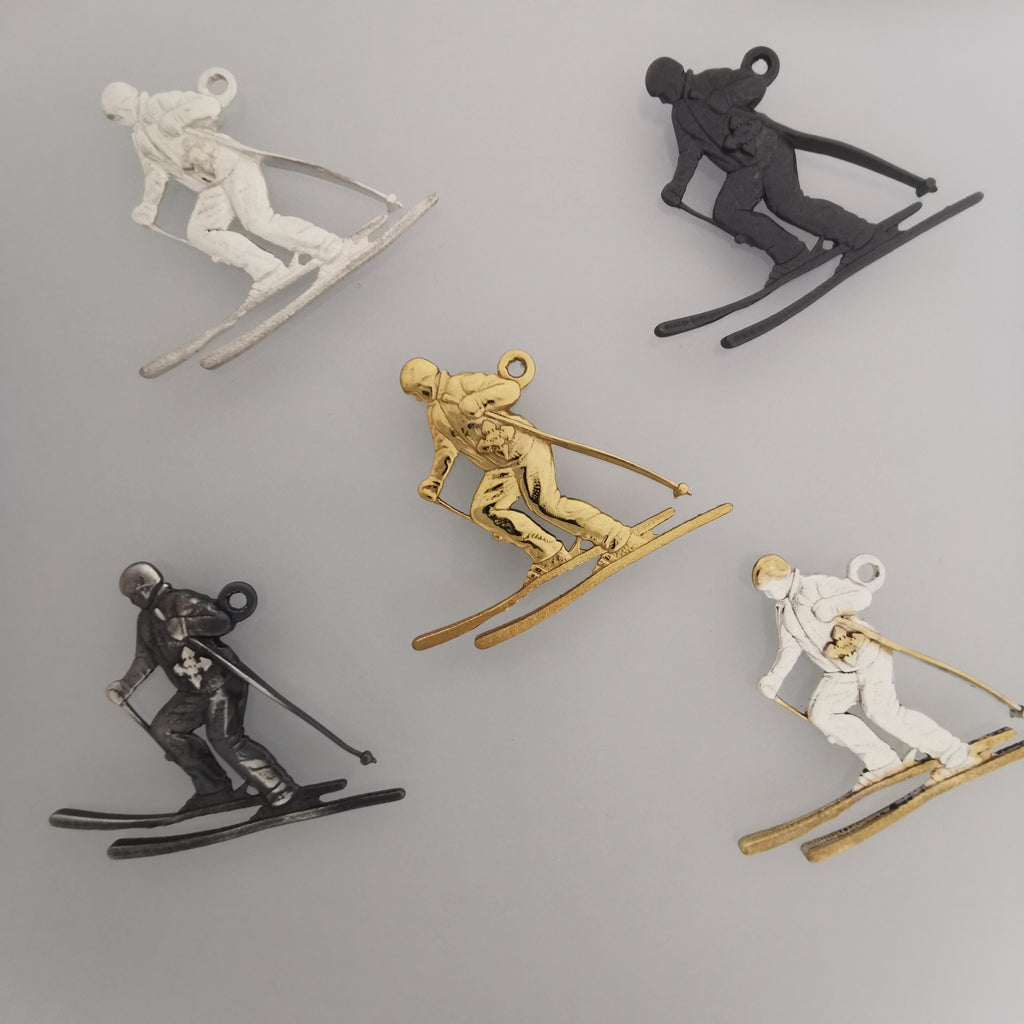 Скиор – Унисекс спортен медальон от сребро 925 с частично позлатено покритие – Ръчно изработено спортно бижу – Идеален подарък за фен на зимните спортове – SSJ