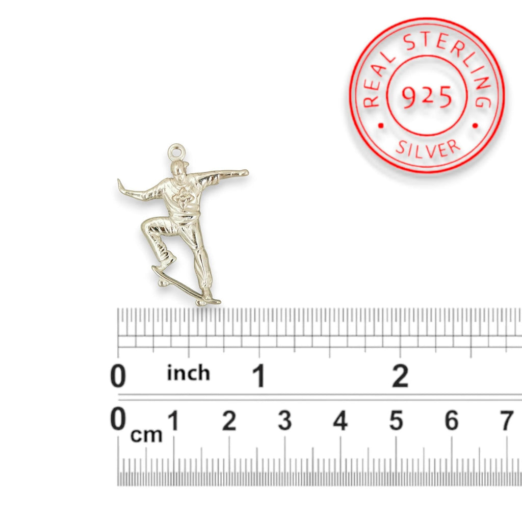 Скейтбордист – Мъжки спортен медальон от сребро 925 в класическо сребро – Ръчно изработено спортно бижу – Идеален подарък за мъж, фен на скейтборда – SSJ