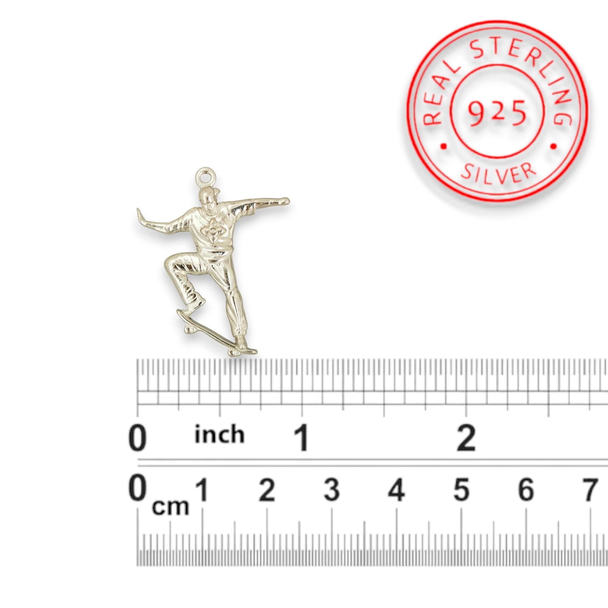 Скейтбордист – Мъжки спортен медальон от сребро 925 в класическо сребро – Ръчно изработено спортно бижу – Идеален подарък за мъж, фен на скейтборда – SSJ