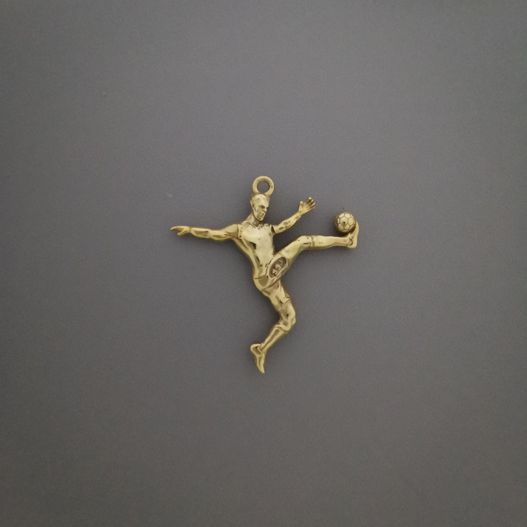 Футболист (воле) – Мъжки спортен медальон от сребро 925 с позлатено покритие – Ръчно изработено спортно бижу – Идеален подарък за мъж, фен на футбола – SSJ