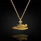 Плувец (бътерфлай) – Мъжки спортен медальон от сребро 925 с позлатено покритие – Ръчно изработено спортно бижу – Идеален подарък за мъж, фен на плуването – SSJ