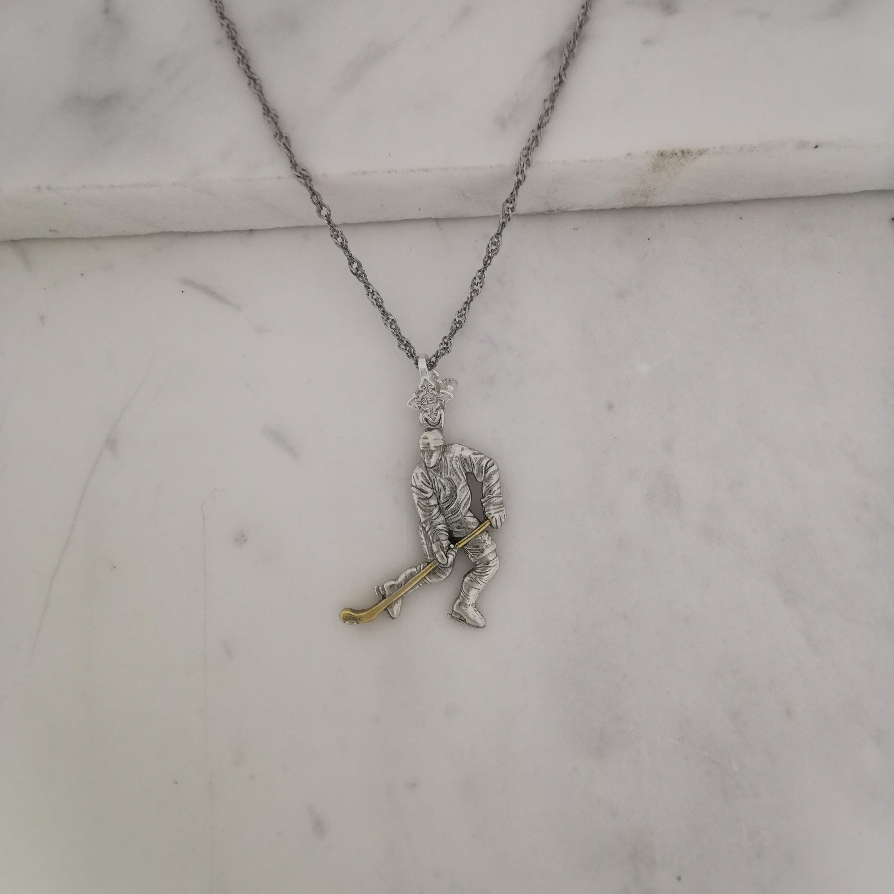 Хокеист (водене на шайба) – Мъжки спортен медальон от сребро 925 с частично позлатено покритие – Ръчно изработено спортно бижу – Идеален подарък за мъж, фен на хокея – SSJ