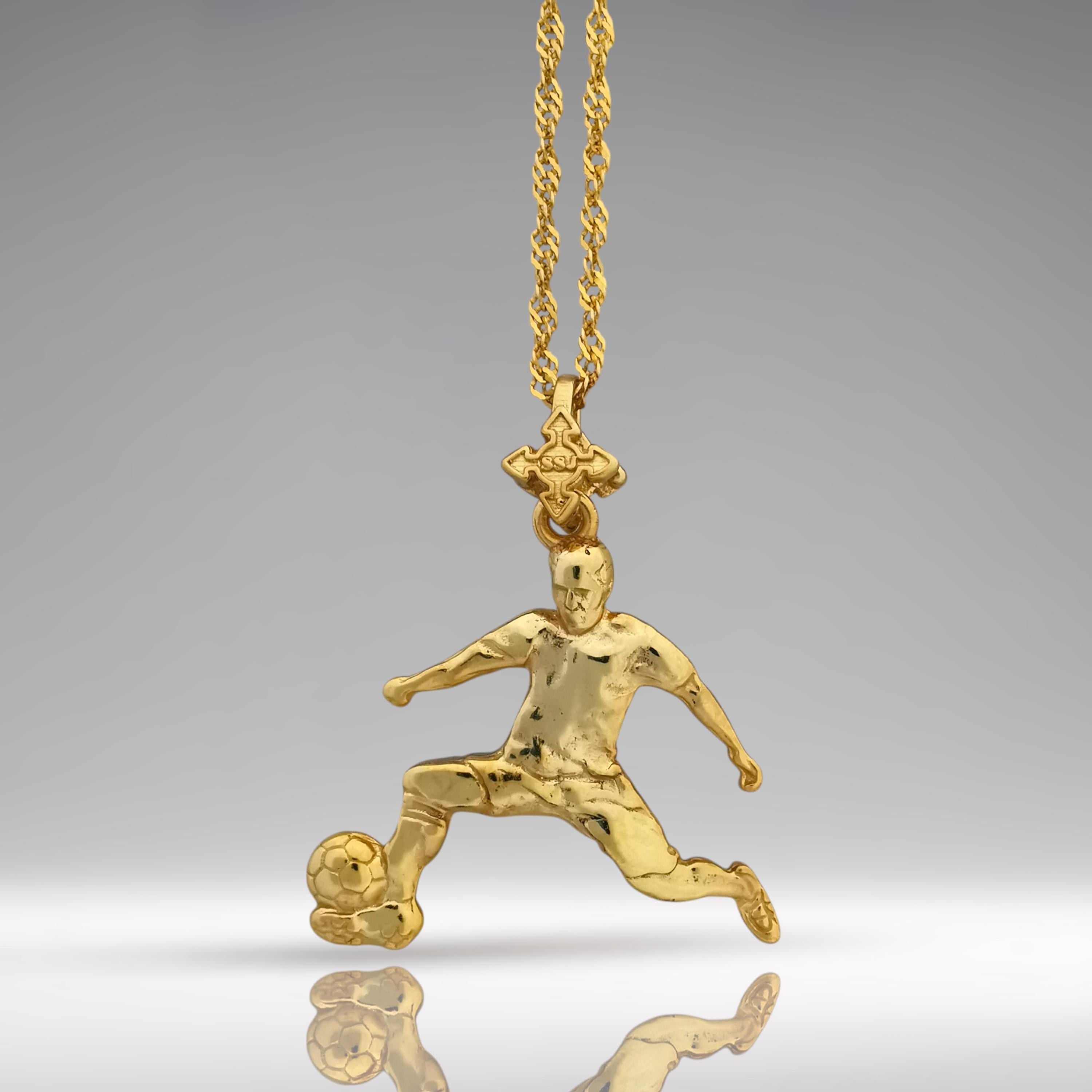 Футболист (удар с крак) – Мъжки спортен медальон от сребро 925 с позлатено покритие – Ръчно изработено спортно бижу – Идеален подарък за мъж, фен на футбола – SSJ