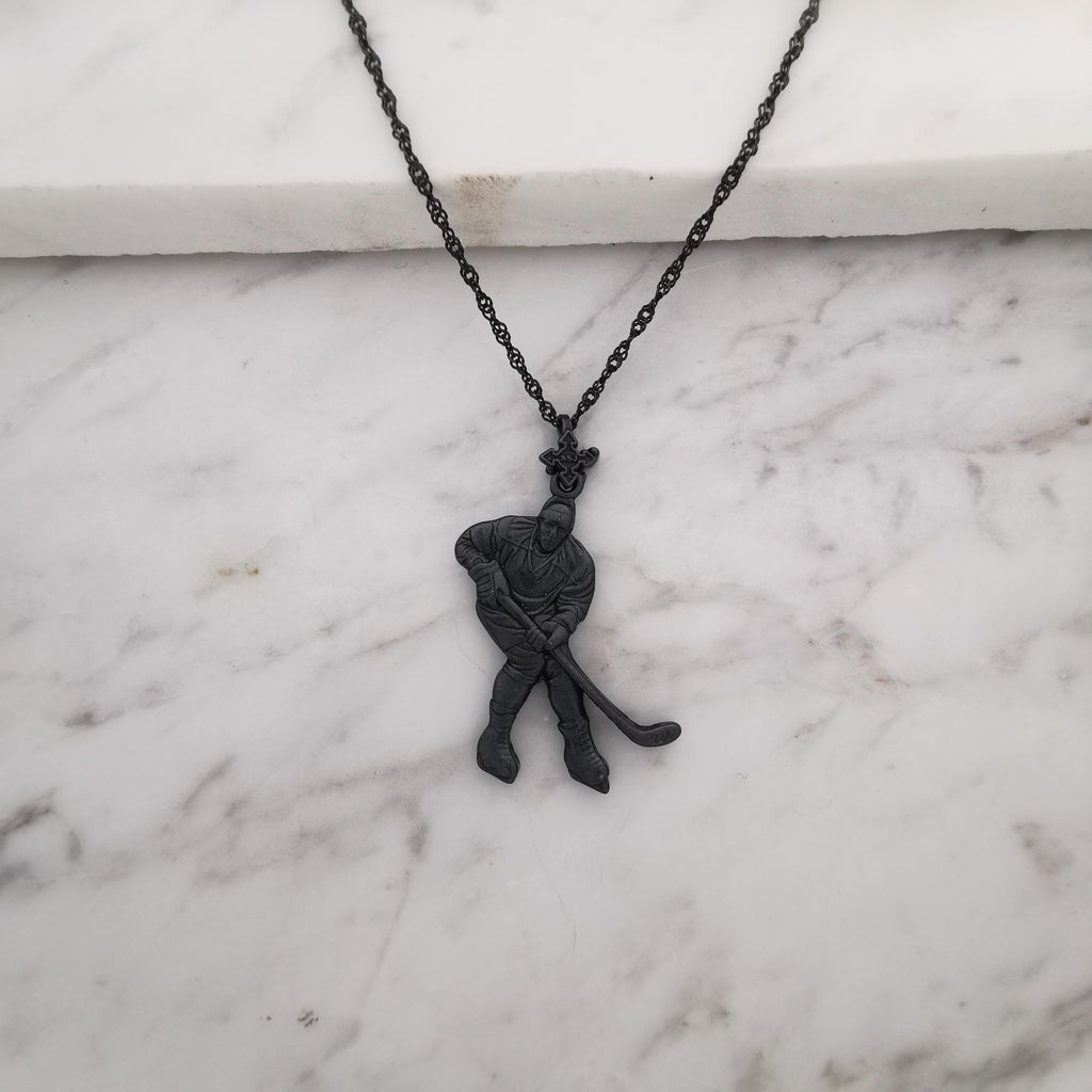 Хокеист (удар с шайба) – Мъжки спортен медальон от сребро 925 с оксидирано покритие – Ръчно изработено спортно бижу – Идеален подарък за мъж, фен на хокея – SSJ
