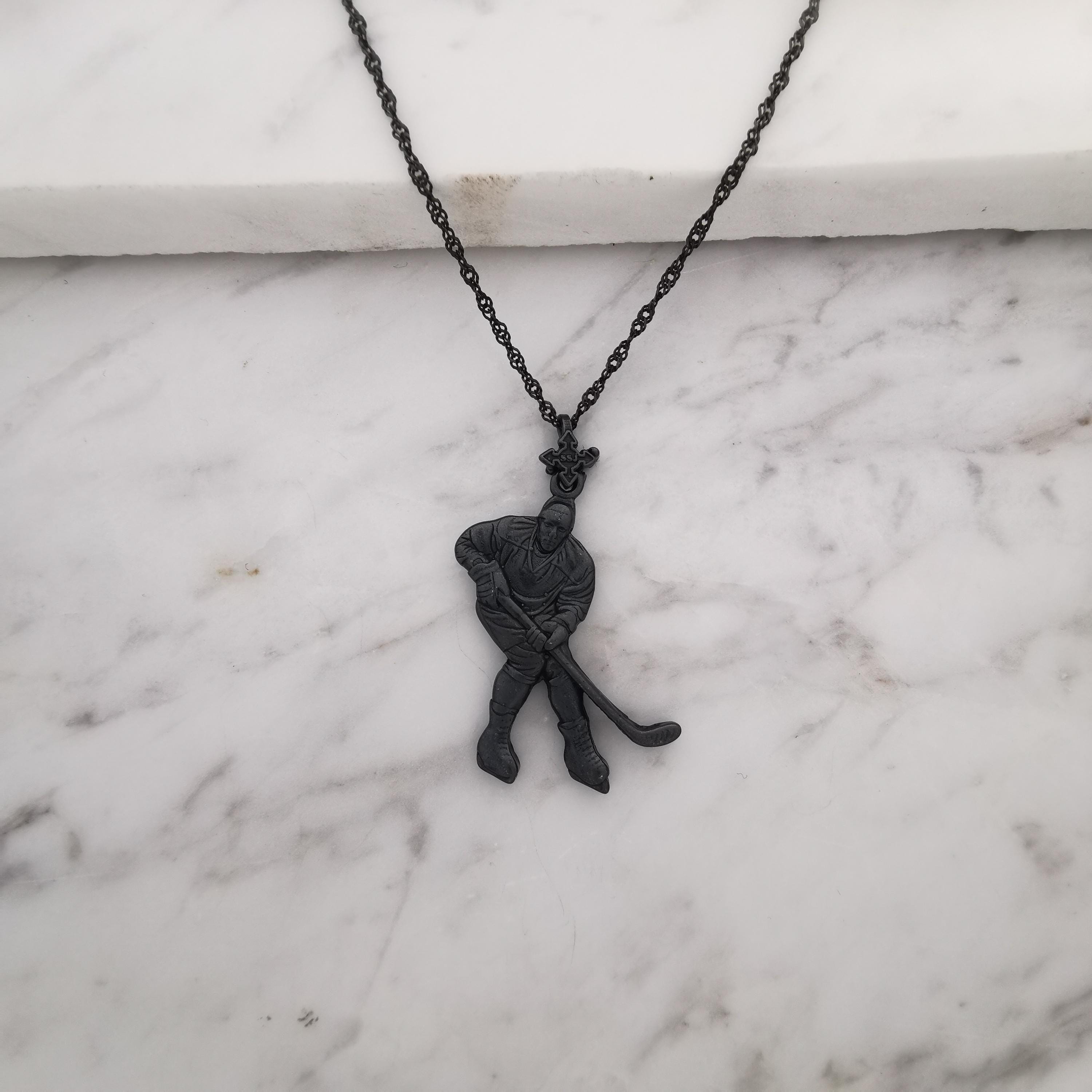 Хокеист (удар с шайба) – Мъжки спортен медальон от сребро 925 с оксидирано покритие – Ръчно изработено спортно бижу – Идеален подарък за мъж, фен на хокея – SSJ