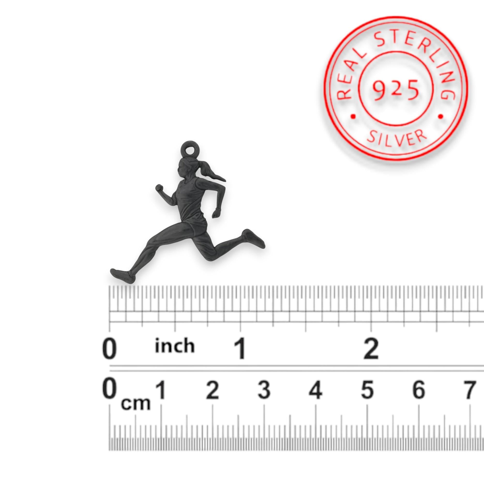 Атлетка – Женски спортен медальон за бегачки, спринтьорки и маратонки от сребро 925 с оксидирано покритие – Ръчно изработено бижу талисман за лекоатлетки – SSJ