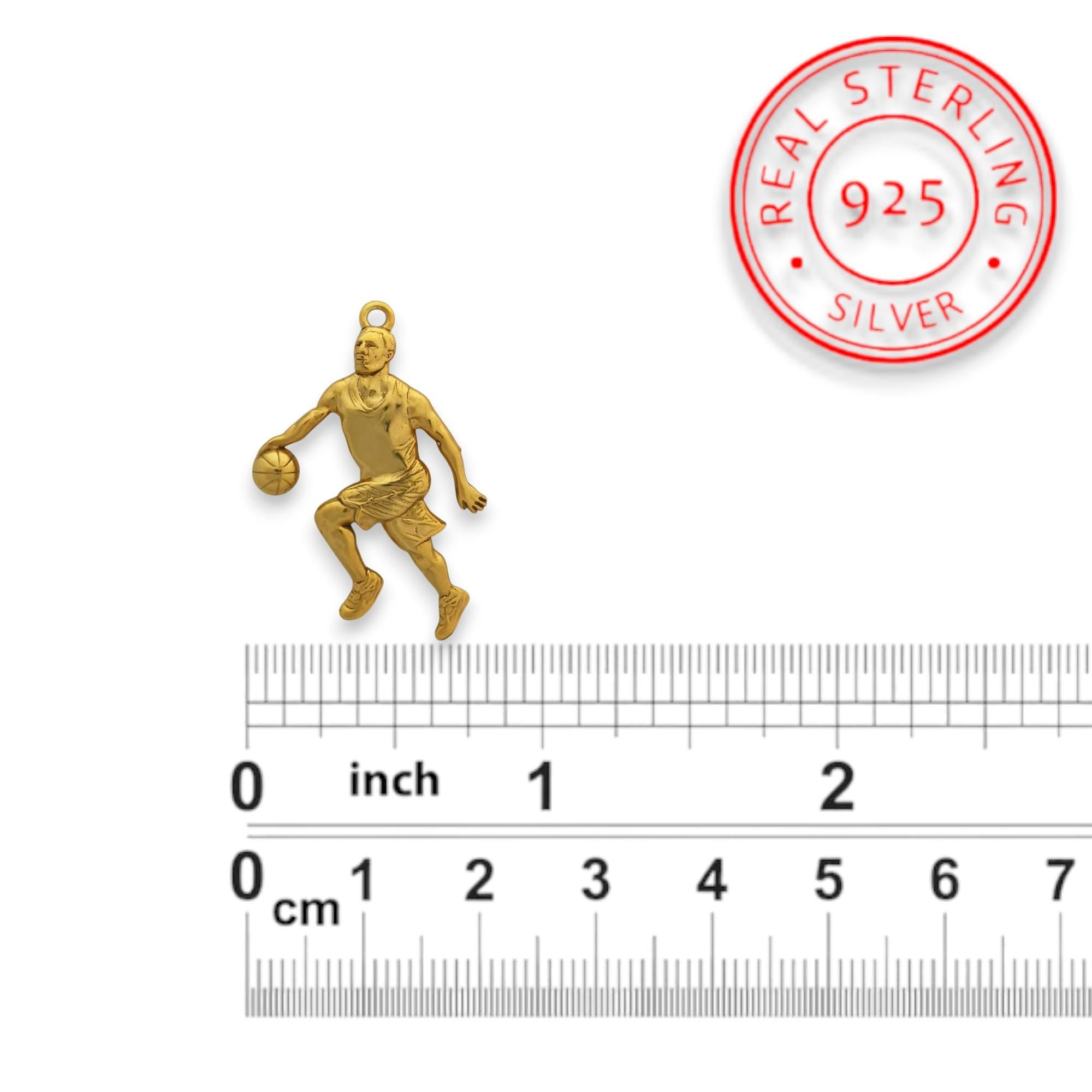 Баскетбол – Мъжки спортен медальон от сребро 925 с позлатено покритие – Ръчно изработено бижу талисман за баскетболисти и фенове – Идеален подарък за спортист, треньор или почитател – SSJ