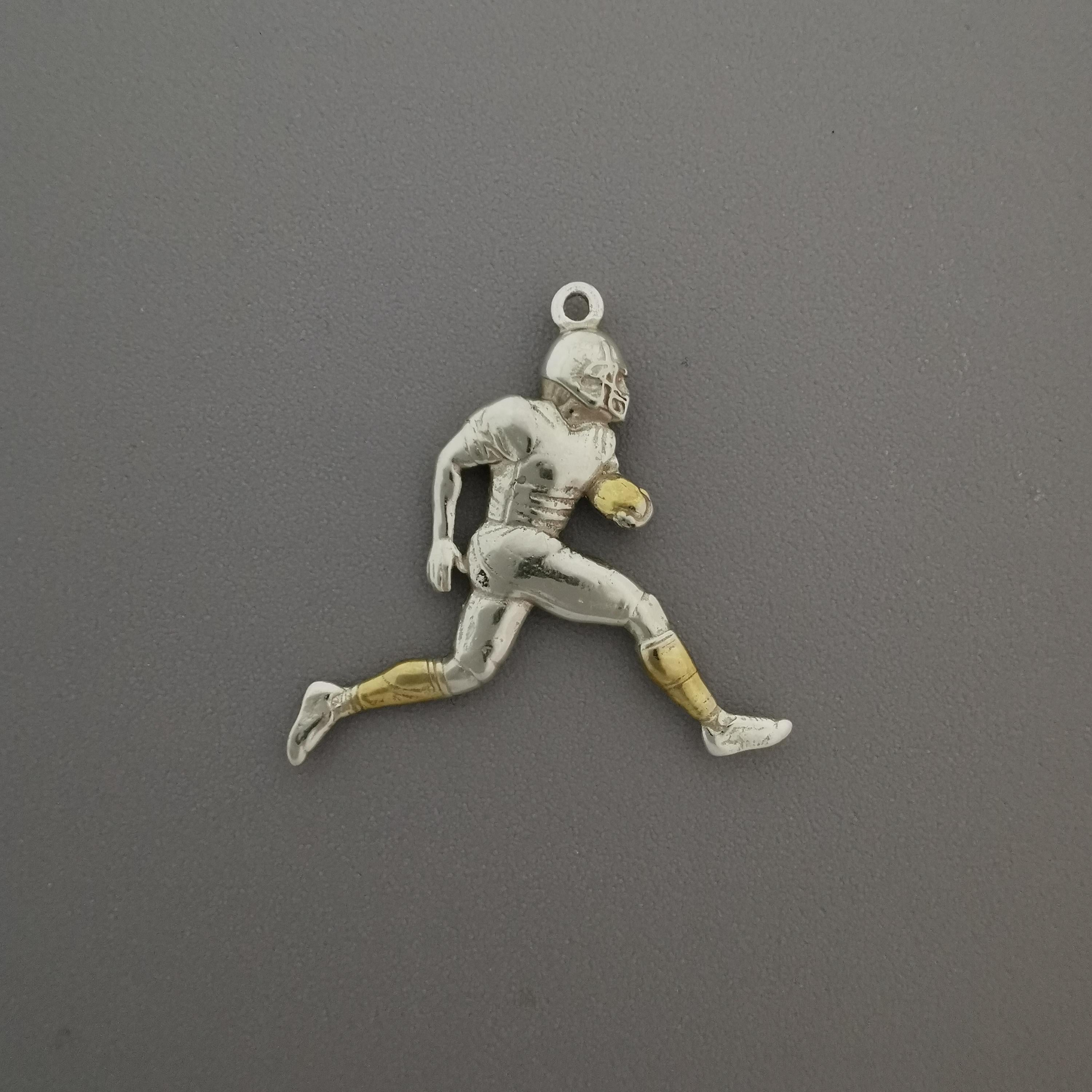 Американски футбол – Мъжки спортен медальон от сребро 925 с частично позлатено покритие – Ръчно изработено бижу талисман за спортисти и фенове – Идеален подарък за играч, треньор или почитател – SSJ