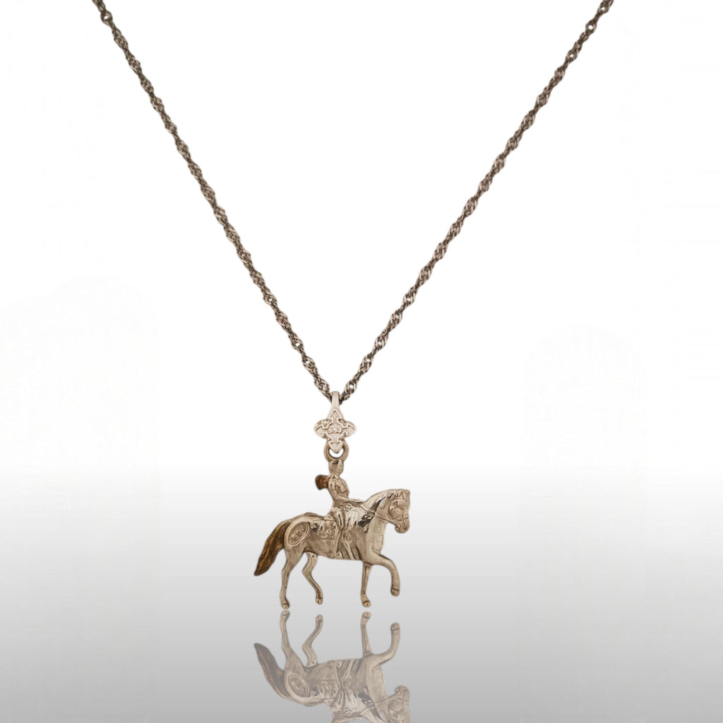 Конен спорт – Дамски медальон с фигура на ездачка – Частично позлатено покритие – Сребро 925 – Ръчно изработено спортно бижу/талисман конна езда – Идеален подарък за жена – SSJ