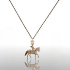 Конен спорт – Дамски медальон с фигура на ездачка – Частично позлатено покритие – Сребро 925 – Ръчно изработено спортно бижу/талисман конна езда – Идеален подарък за жена – SSJ